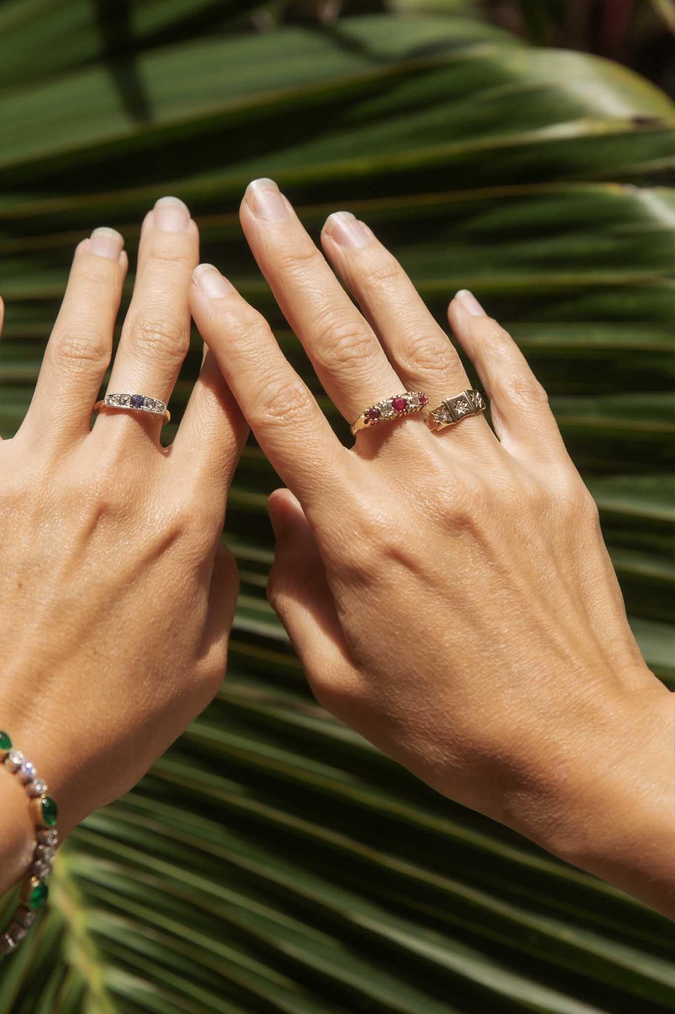 Bague vintage des années 1970 en or jaune et blanc 18 carats avec diamants et saphirs Pour femmes en vente