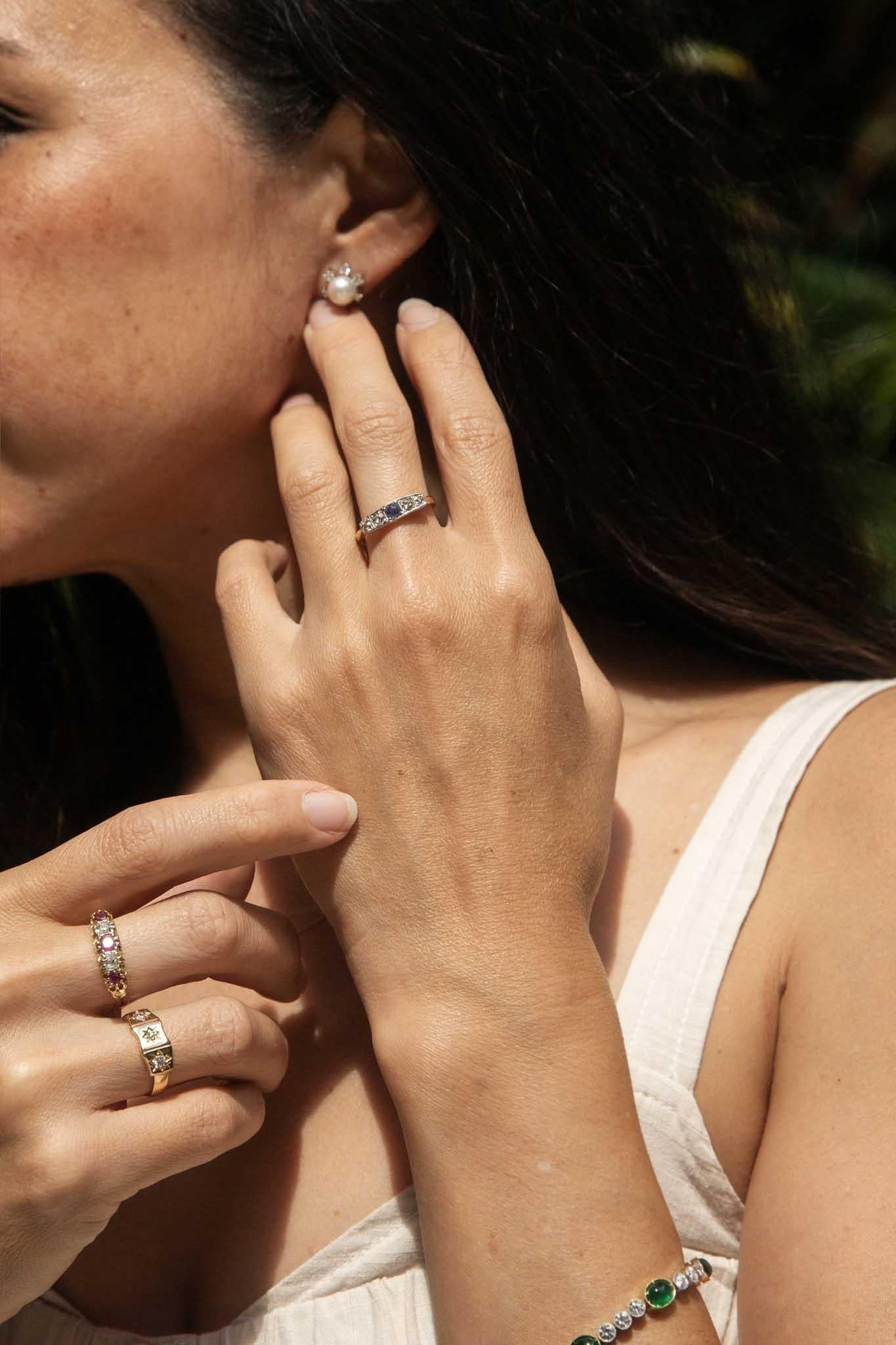 Bague vintage des années 1970 en or jaune et blanc 18 carats avec diamants et saphirs en vente 2