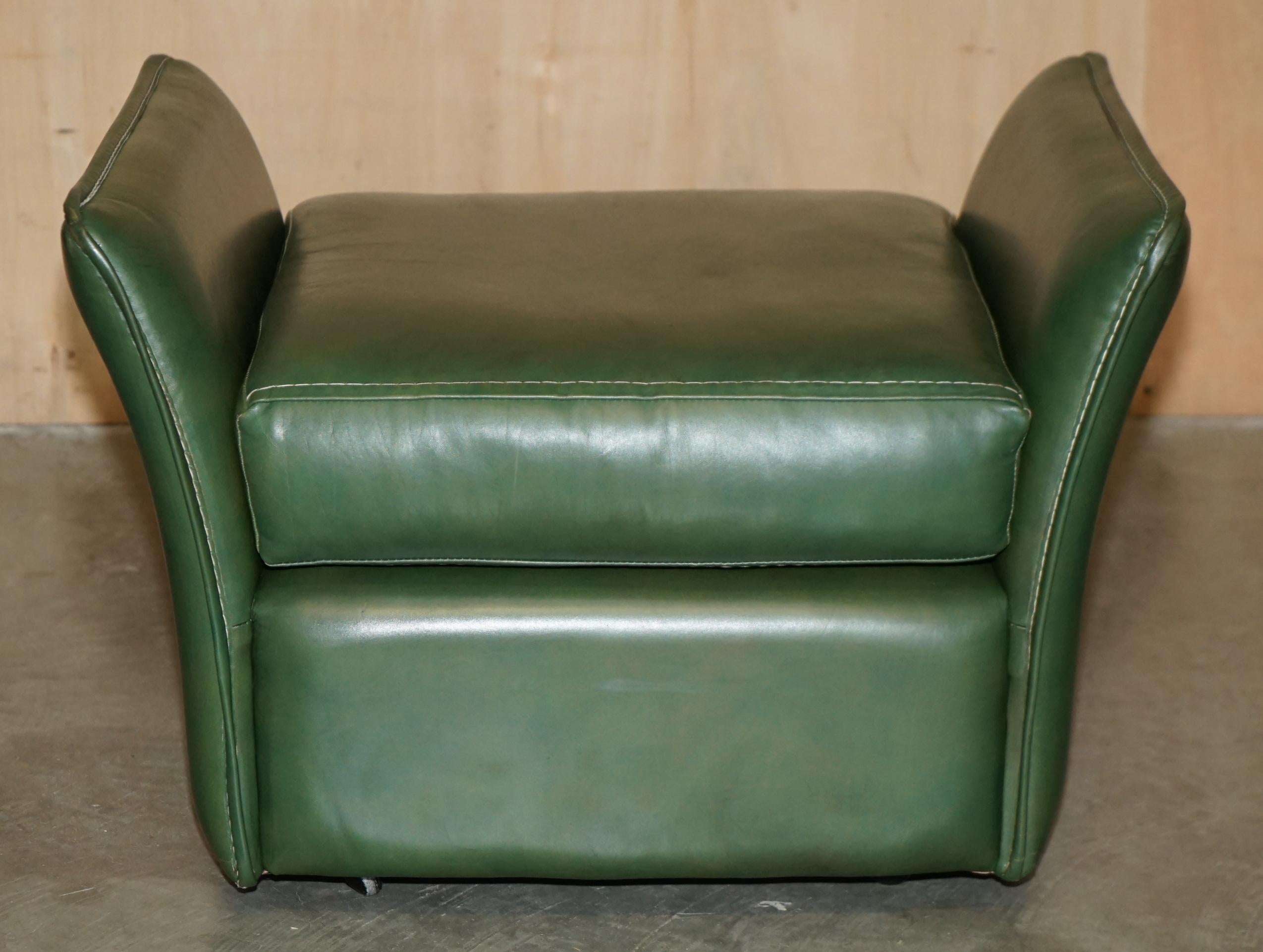 VINTAGE CIRCA 1970's GRÜNES LEINER KUNSTSTOFF SOFA ARMCHAIR FUSSSTUHL SUITE im Angebot 2