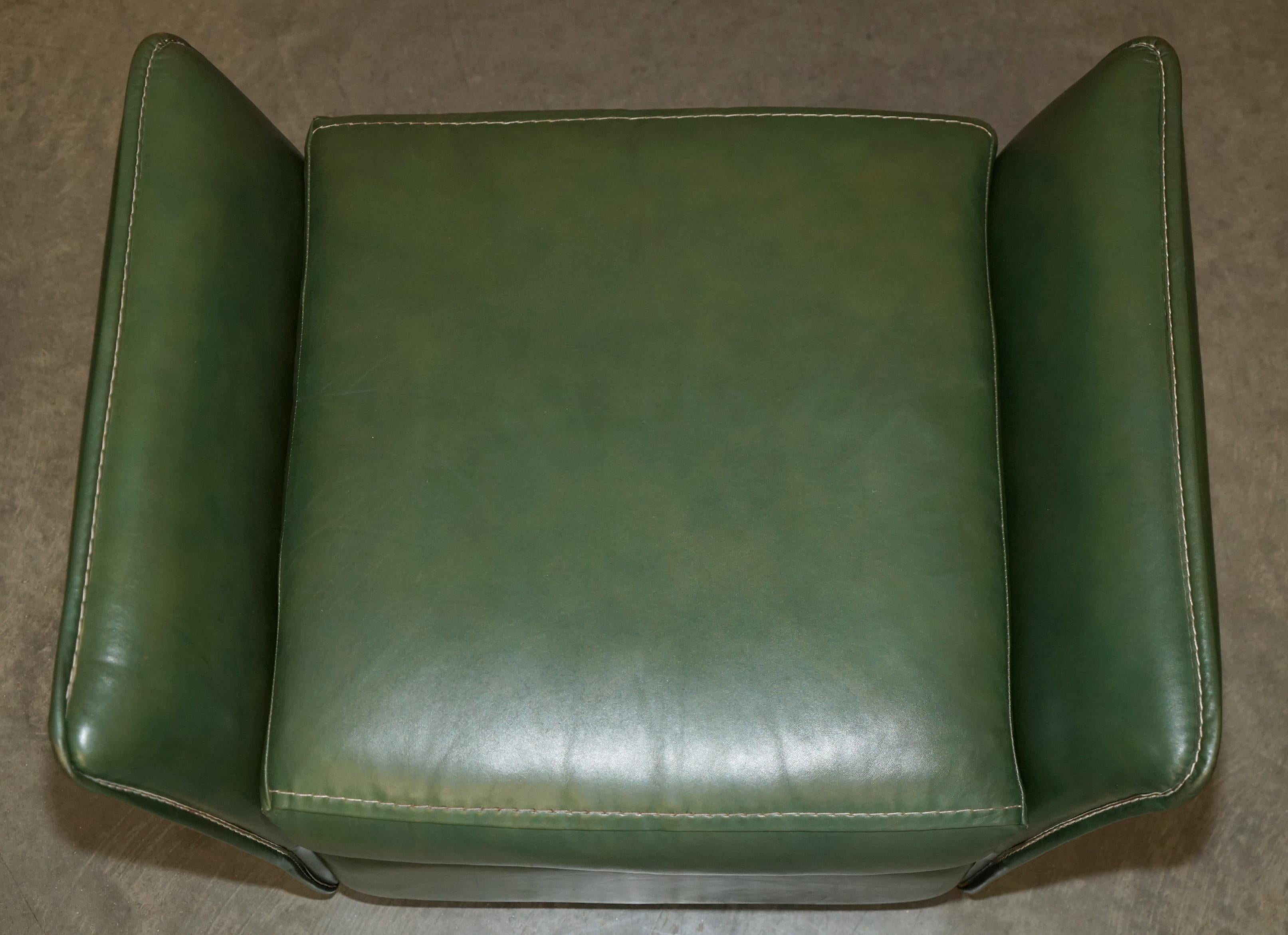 VINTAGE CIRCA 1970's GRÜNES LEINER KUNSTSTOFF SOFA ARMCHAIR FUSSSTUHL SUITE im Angebot 3