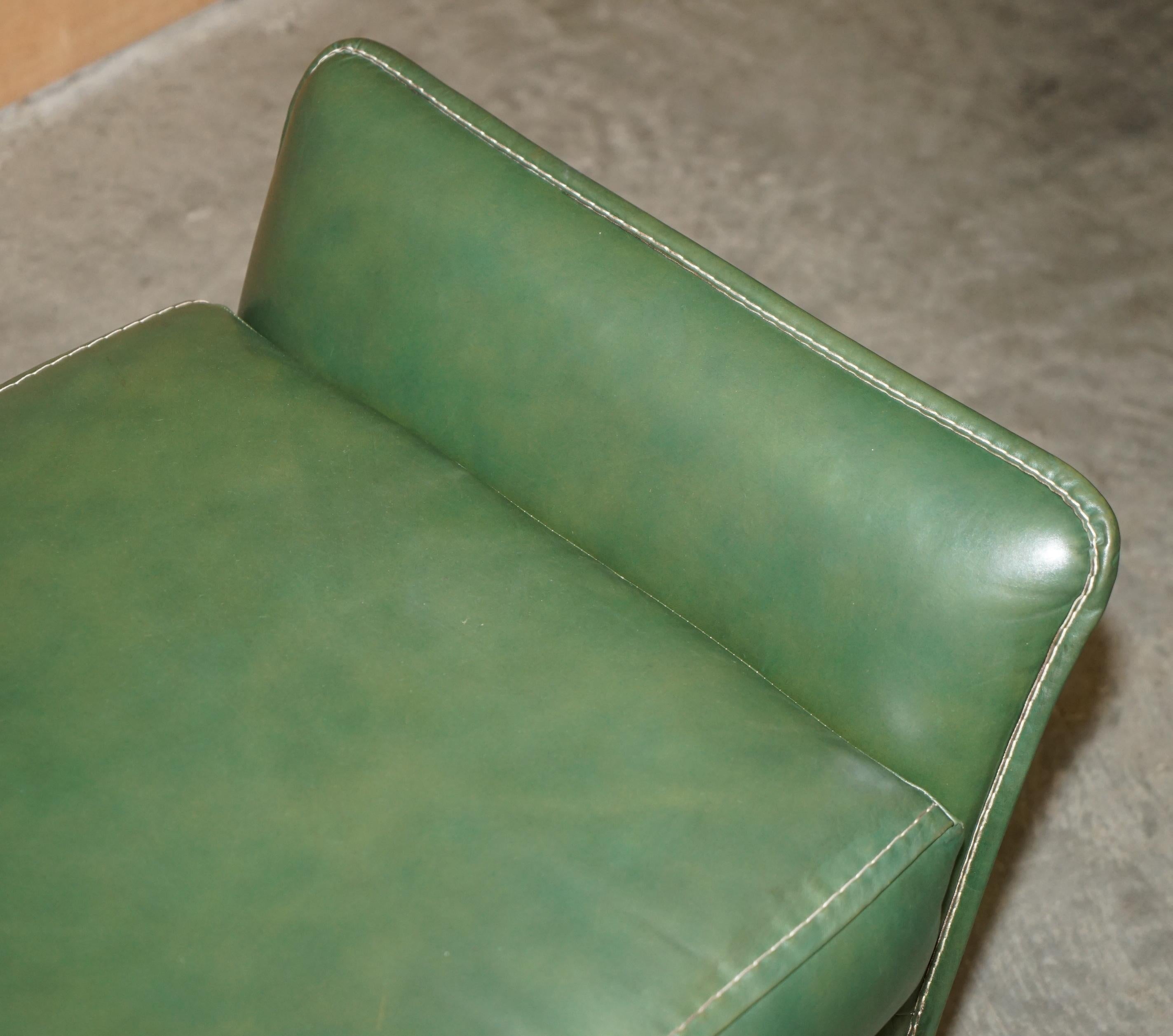 VINTAGE CIRCA 1970's GRÜNES LEINER KUNSTSTOFF SOFA ARMCHAIR FUSSSTUHL SUITE im Angebot 4
