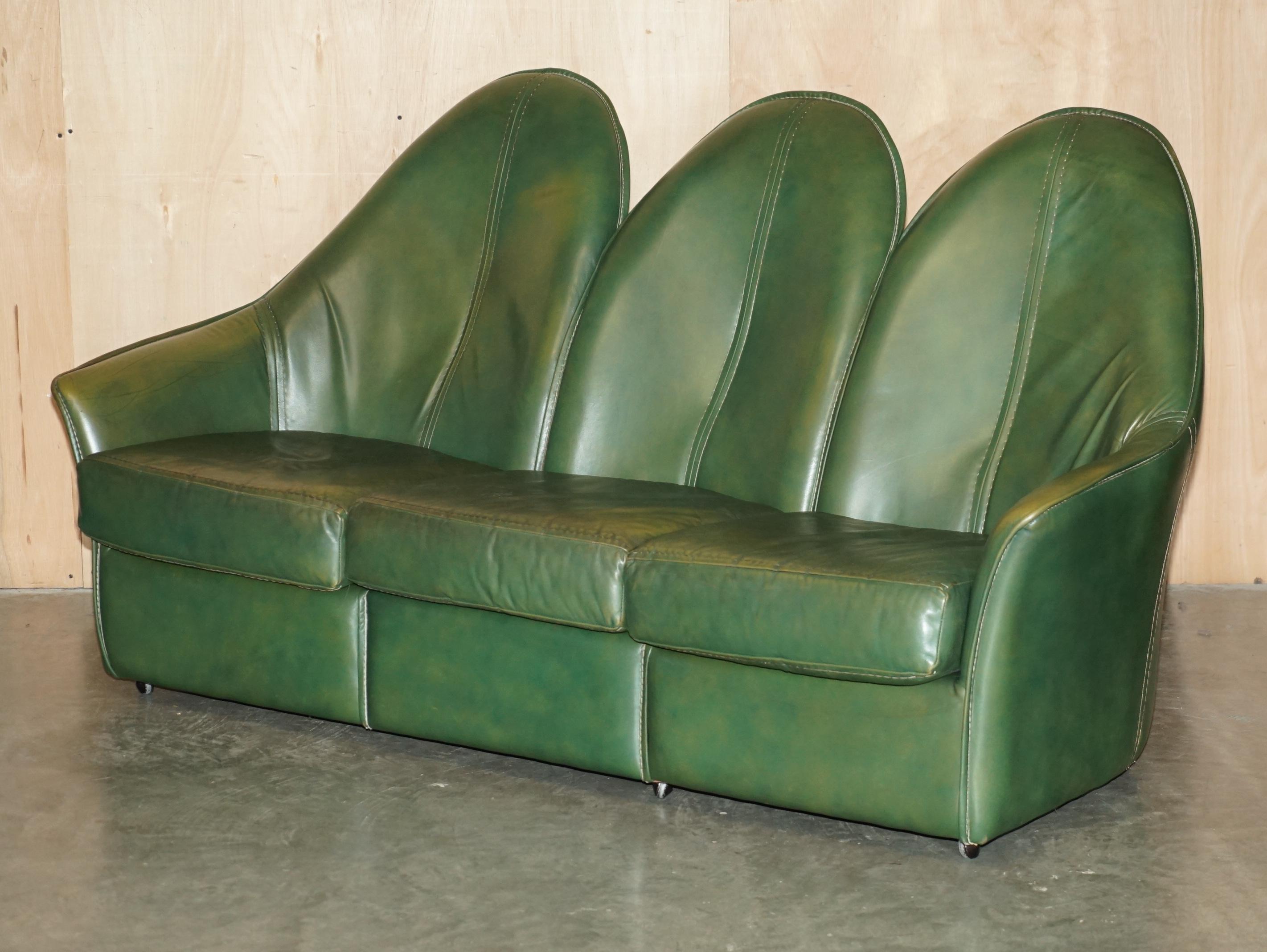 VINTAGE CIRCA 1970's GRÜNES LEINER KUNSTSTOFF SOFA ARMCHAIR FUSSSTUHL SUITE im Angebot 5