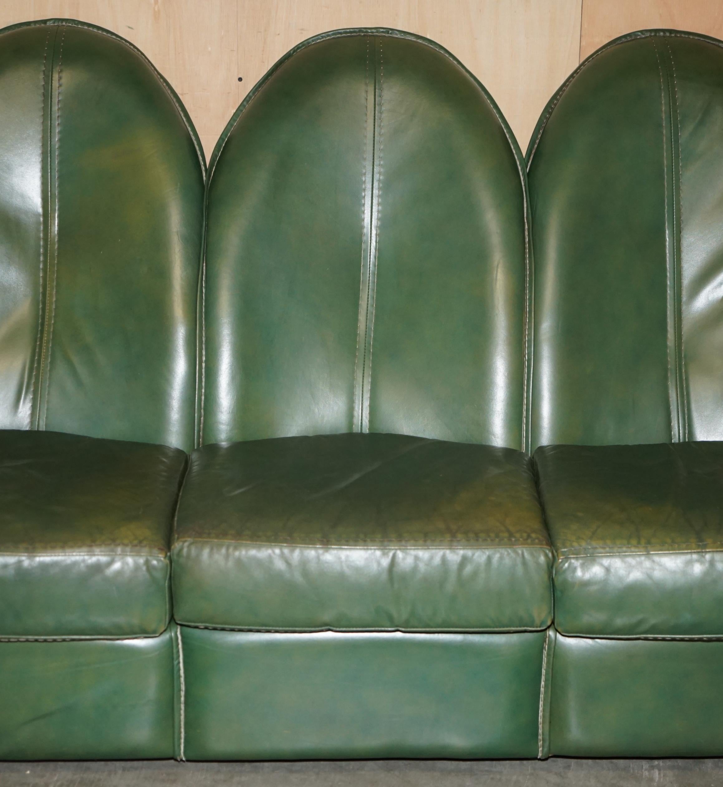 VINTAGE CIRCA 1970's GRÜNES LEINER KUNSTSTOFF SOFA ARMCHAIR FUSSSTUHL SUITE im Angebot 7