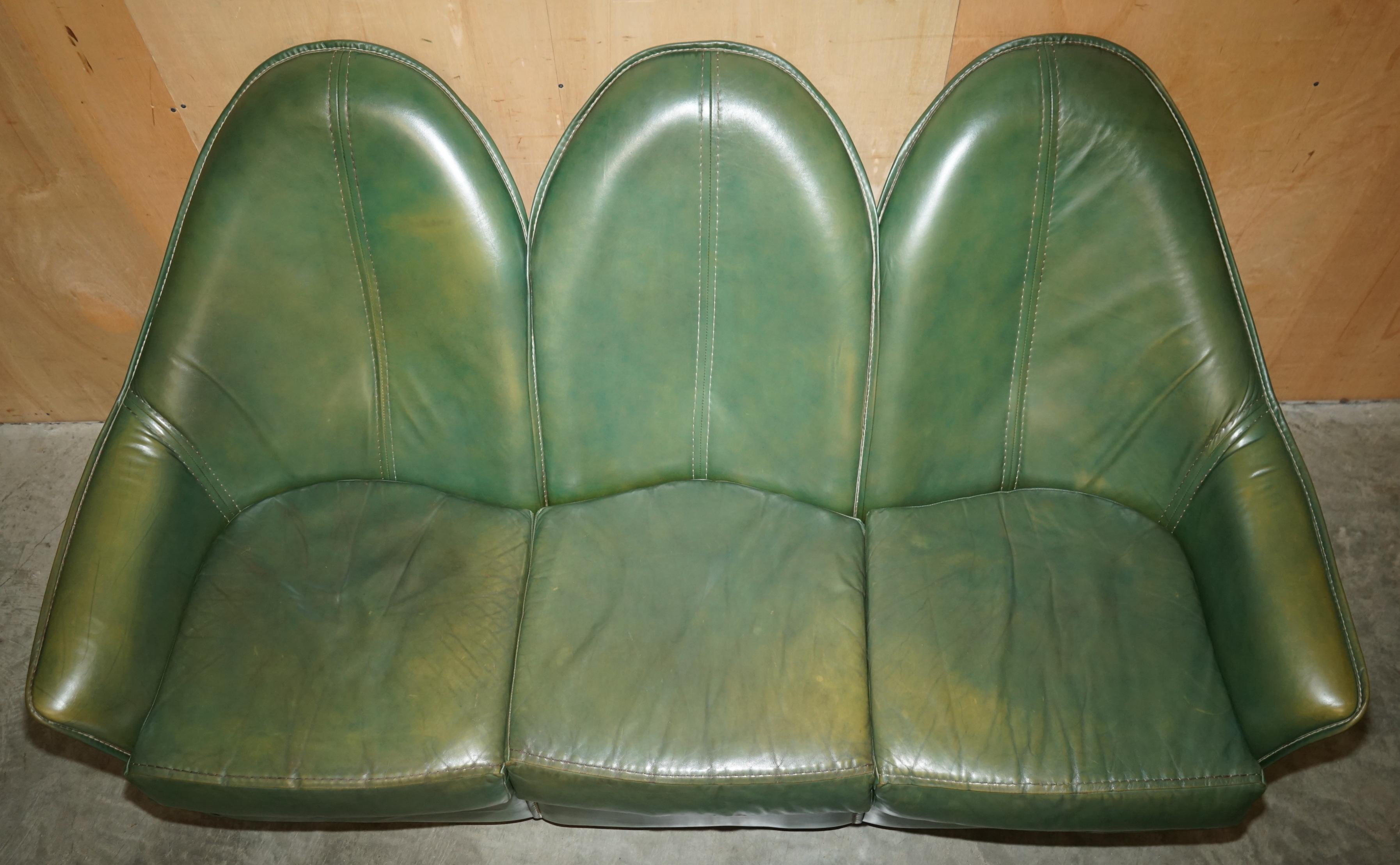 VINTAGE CIRCA 1970's GRÜNES LEINER KUNSTSTOFF SOFA ARMCHAIR FUSSSTUHL SUITE im Angebot 9
