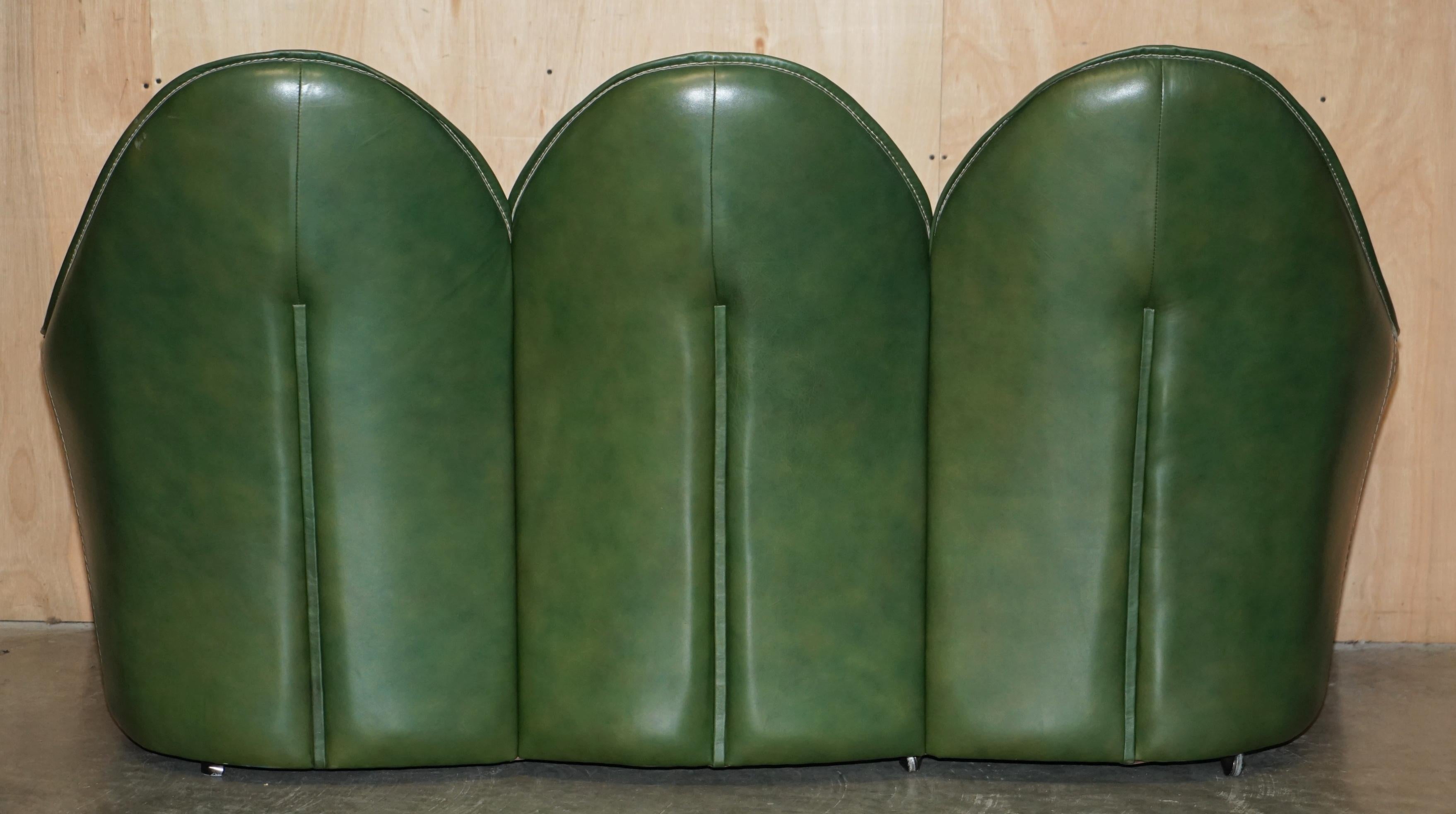 VINTAGE CIRCA 1970's GRÜNES LEINER KUNSTSTOFF SOFA ARMCHAIR FUSSSTUHL SUITE im Angebot 11
