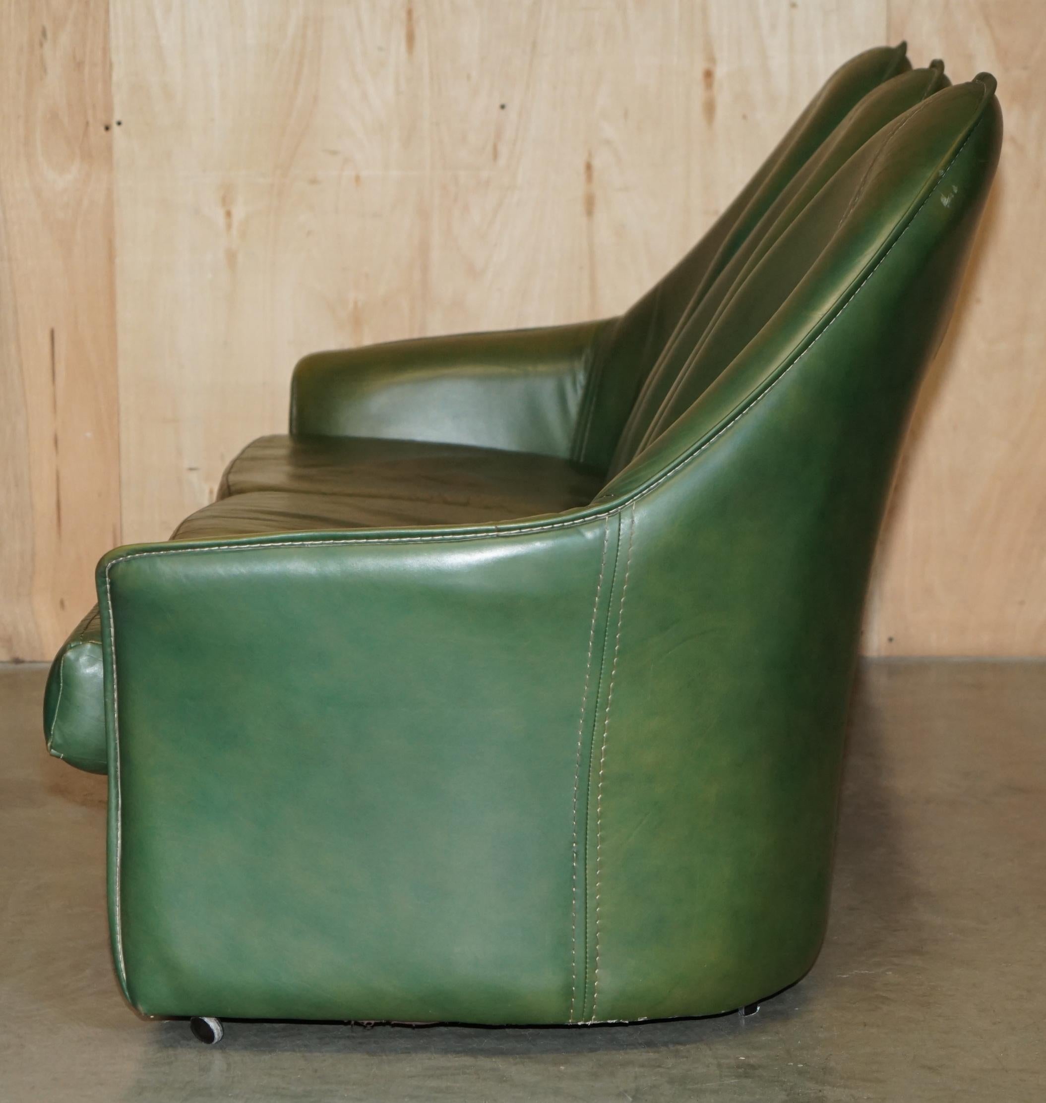 VINTAGE CIRCA 1970's GRÜNES LEINER KUNSTSTOFF SOFA ARMCHAIR FUSSSTUHL SUITE im Angebot 12