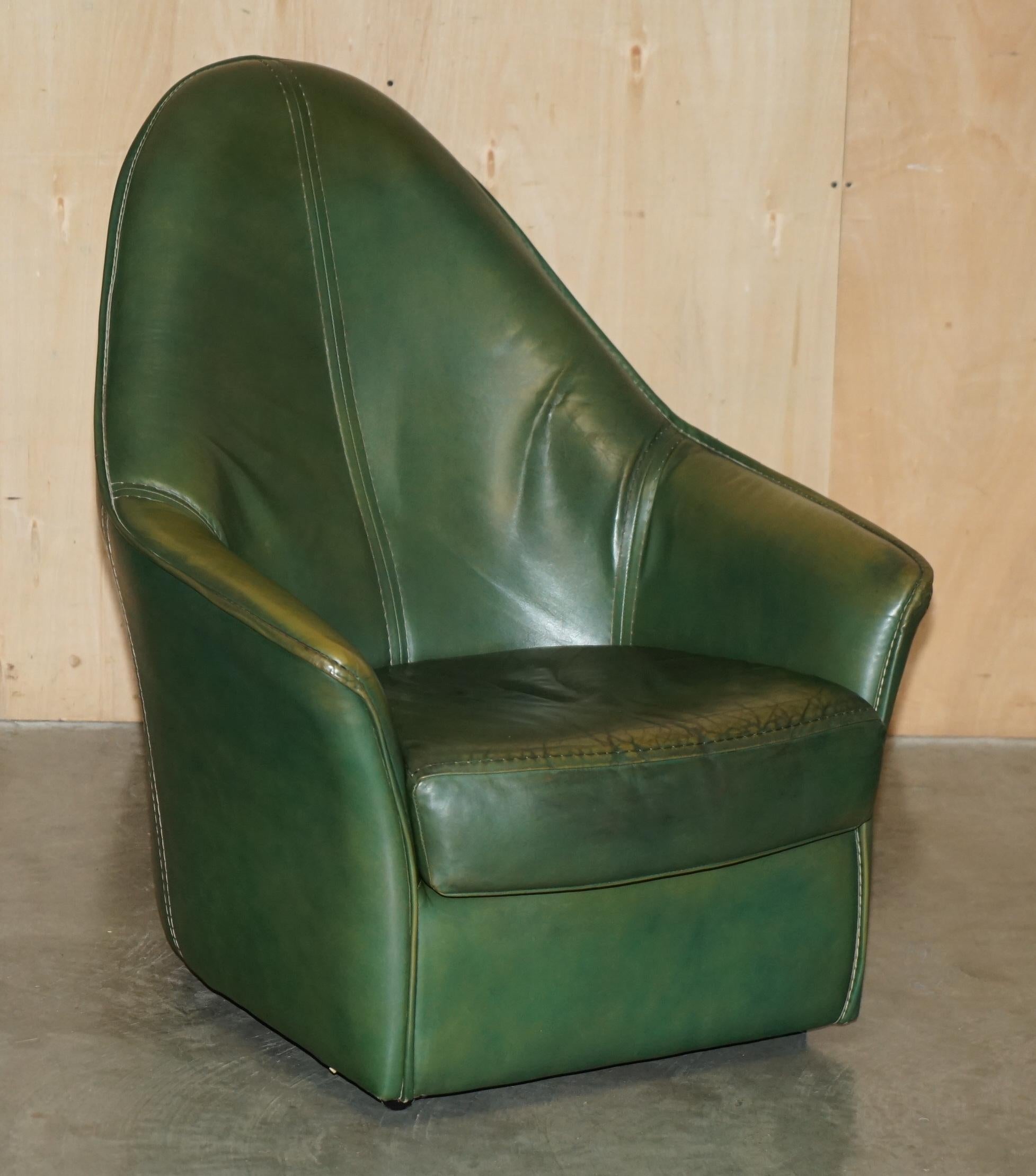 VINTAGE CIRCA 1970's GRÜNES LEINER KUNSTSTOFF SOFA ARMCHAIR FUSSSTUHL SUITE (Moderne der Mitte des Jahrhunderts) im Angebot