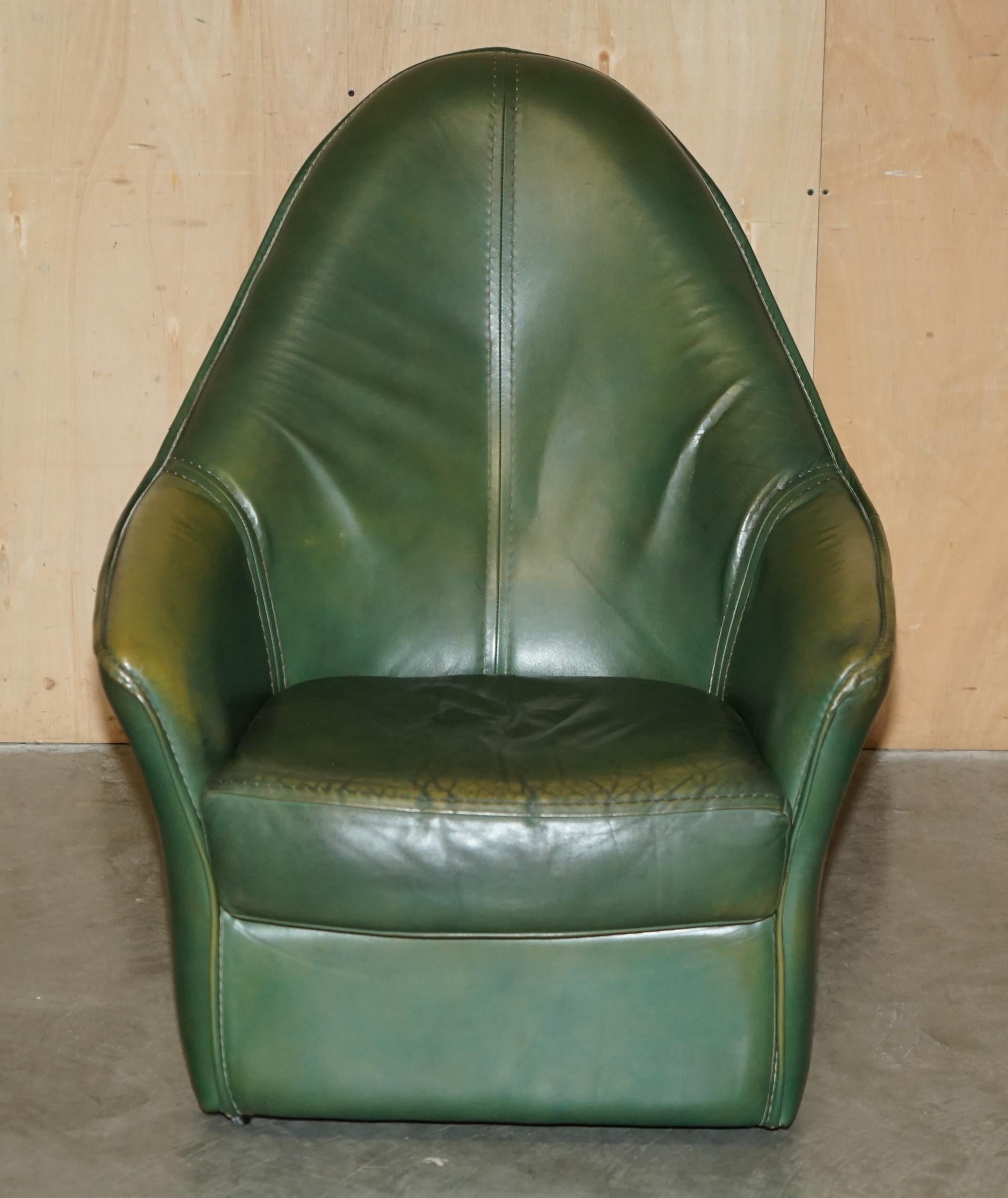 VINTAGE CIRCA 1970's GRÜNES LEINER KUNSTSTOFF SOFA ARMCHAIR FUSSSTUHL SUITE (Englisch) im Angebot