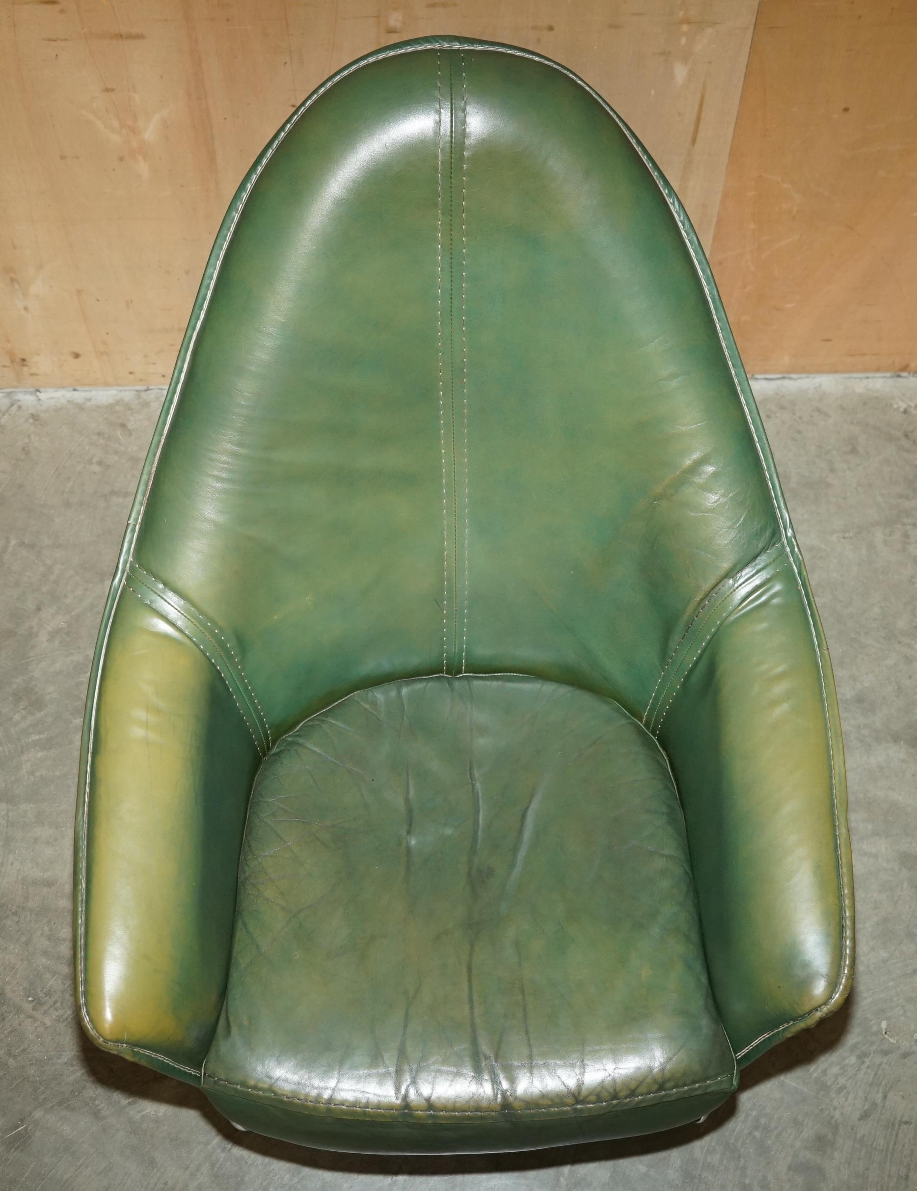 VINTAGE CIRCA 1970's GRÜNES LEINER KUNSTSTOFF SOFA ARMCHAIR FUSSSTUHL SUITE (Handgefertigt) im Angebot