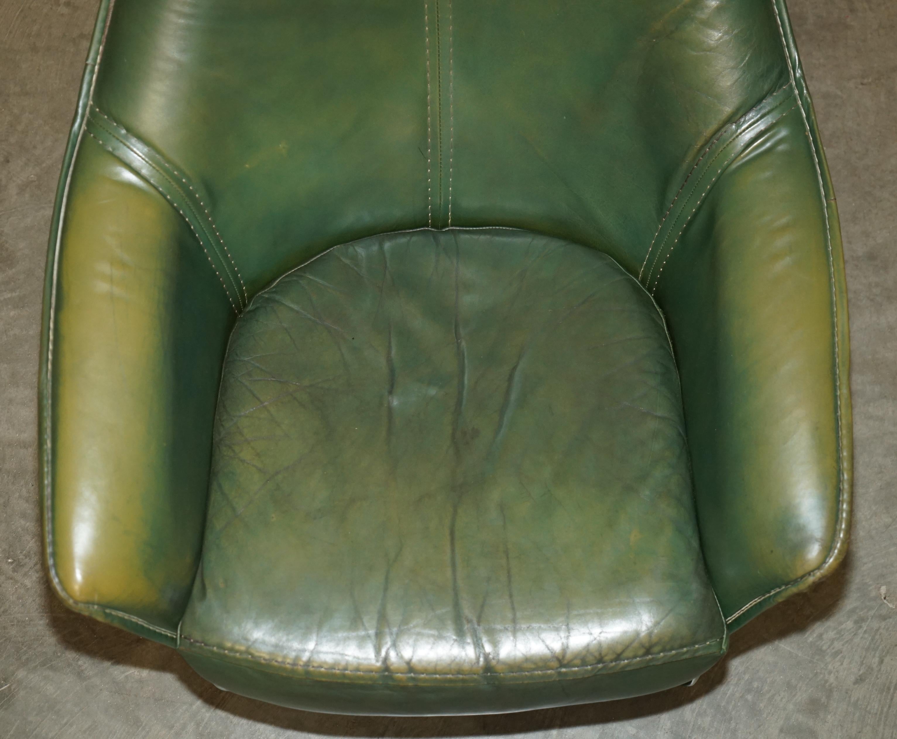 VINTAGE CIRCA 1970's GRÜNES LEINER KUNSTSTOFF SOFA ARMCHAIR FUSSSTUHL SUITE im Zustand „Gut“ im Angebot in West Sussex, Pulborough