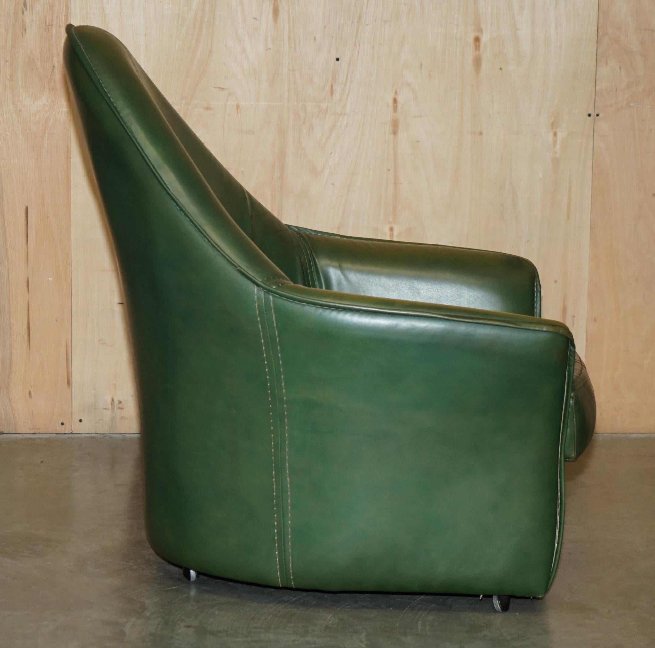 VINTAGE CIRCA 1970's GRÜNES LEINER KUNSTSTOFF SOFA ARMCHAIR FUSSSTUHL SUITE (Ende des 20. Jahrhunderts) im Angebot