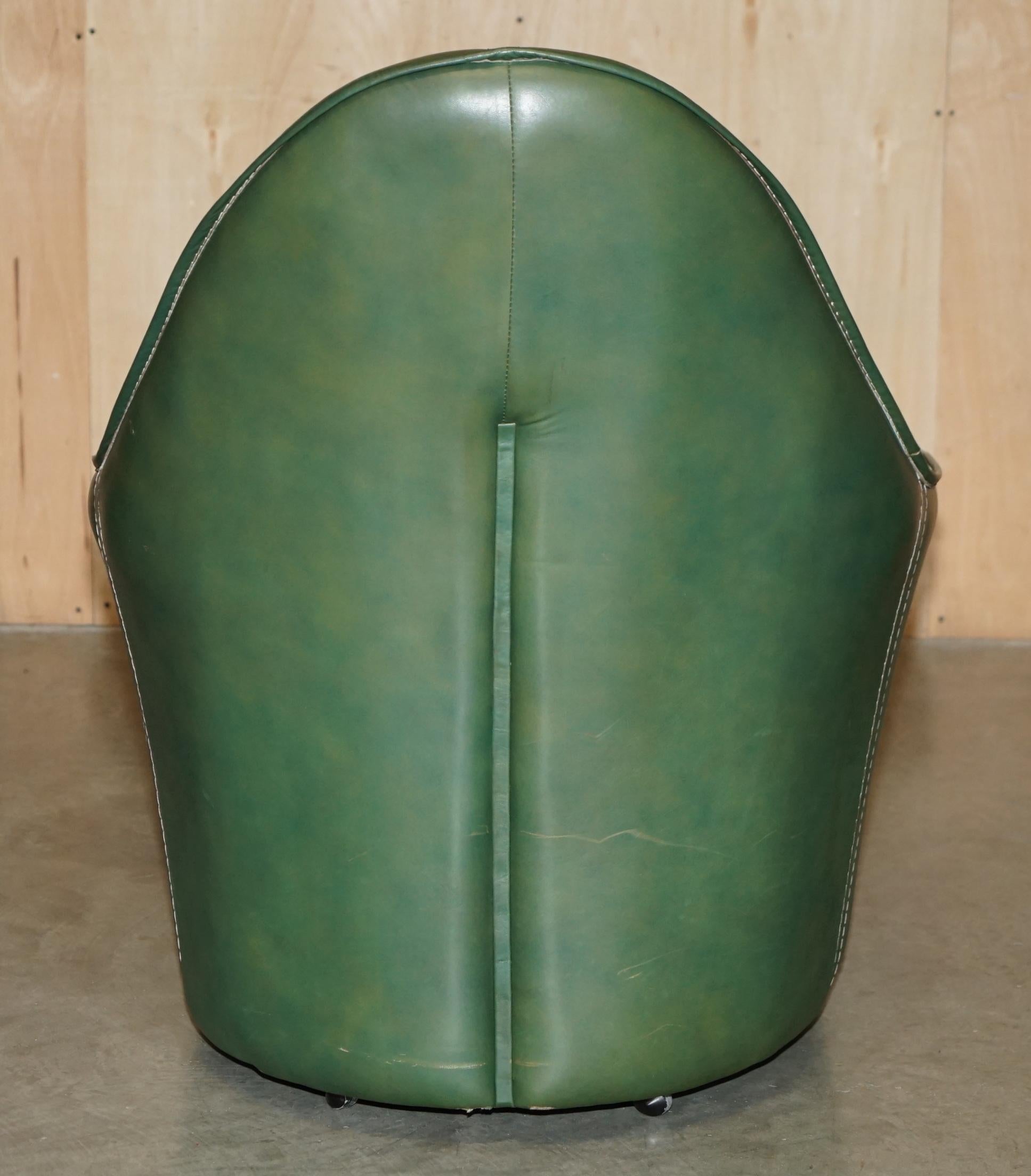 VINTAGE CIRCA 1970's GRÜNES LEINER KUNSTSTOFF SOFA ARMCHAIR FUSSSTUHL SUITE (Leder) im Angebot