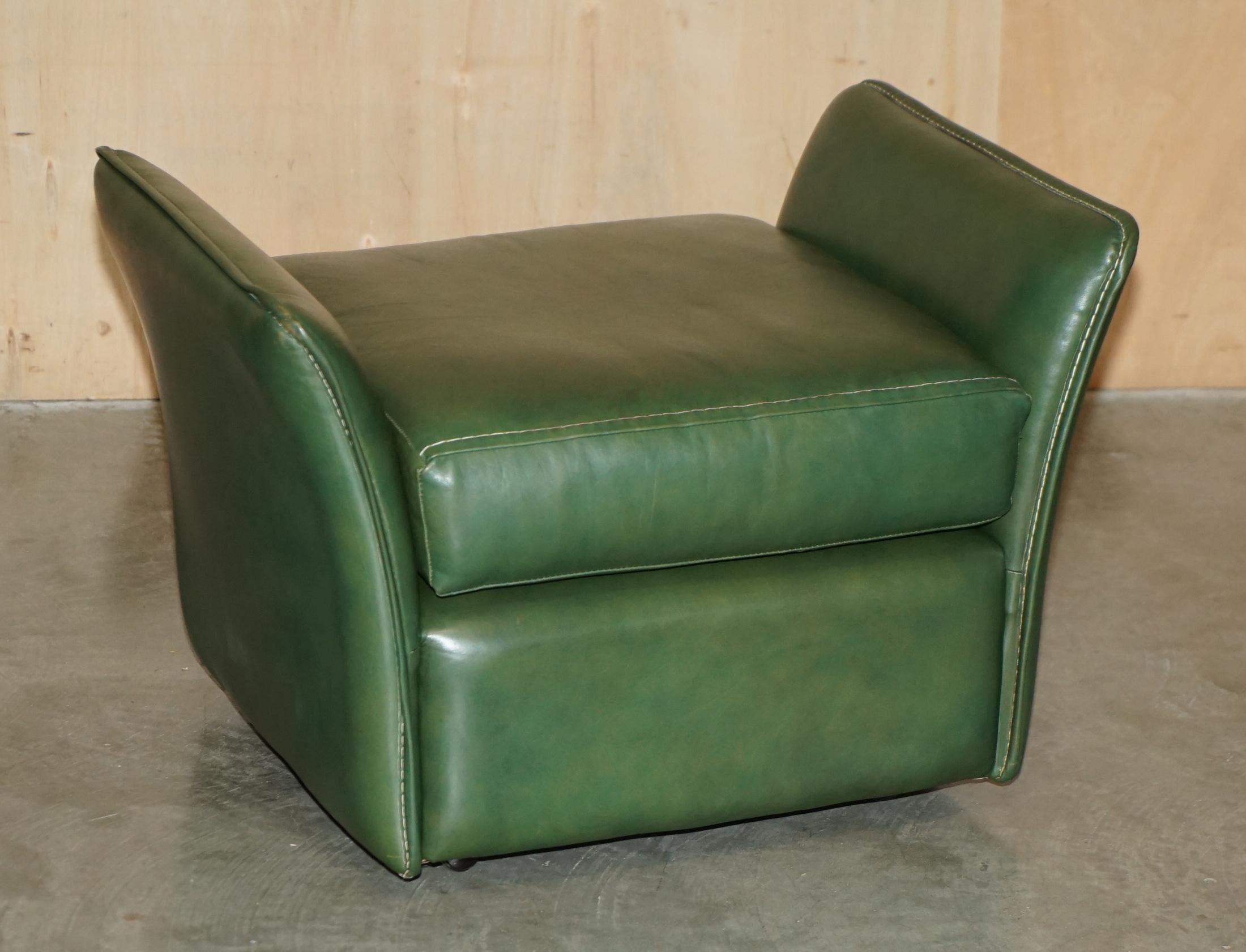 VINTAGE CIRCA 1970's GRÜNES LEINER KUNSTSTOFF SOFA ARMCHAIR FUSSSTUHL SUITE im Angebot 1