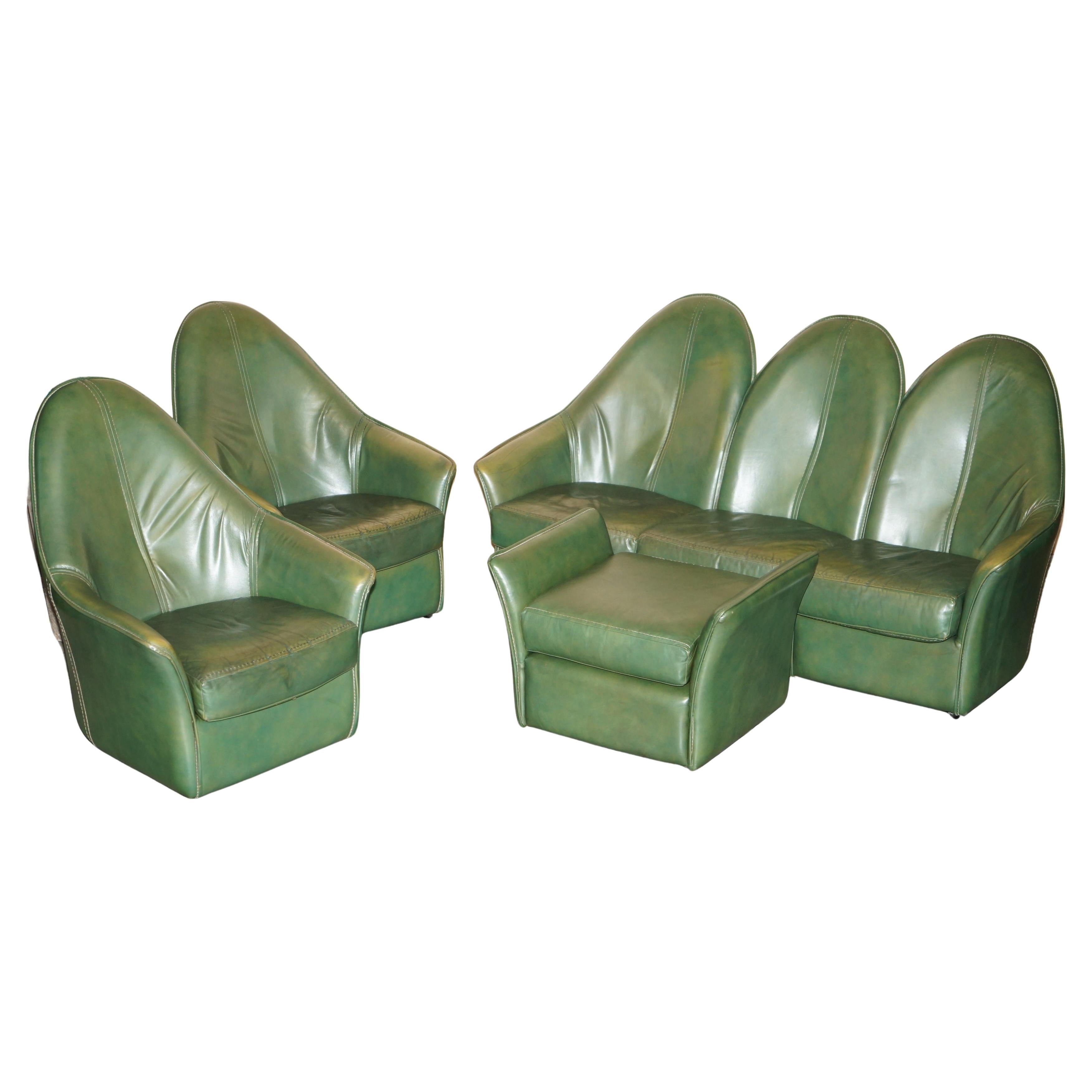 VINTAGE CIRCA 1970's GRÜNES LEINER KUNSTSTOFF SOFA ARMCHAIR FUSSSTUHL SUITE