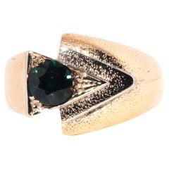 Vintage circa 1970s Green Sapphire 9 Carat Yellow Gold V-Shaped Men's Ring