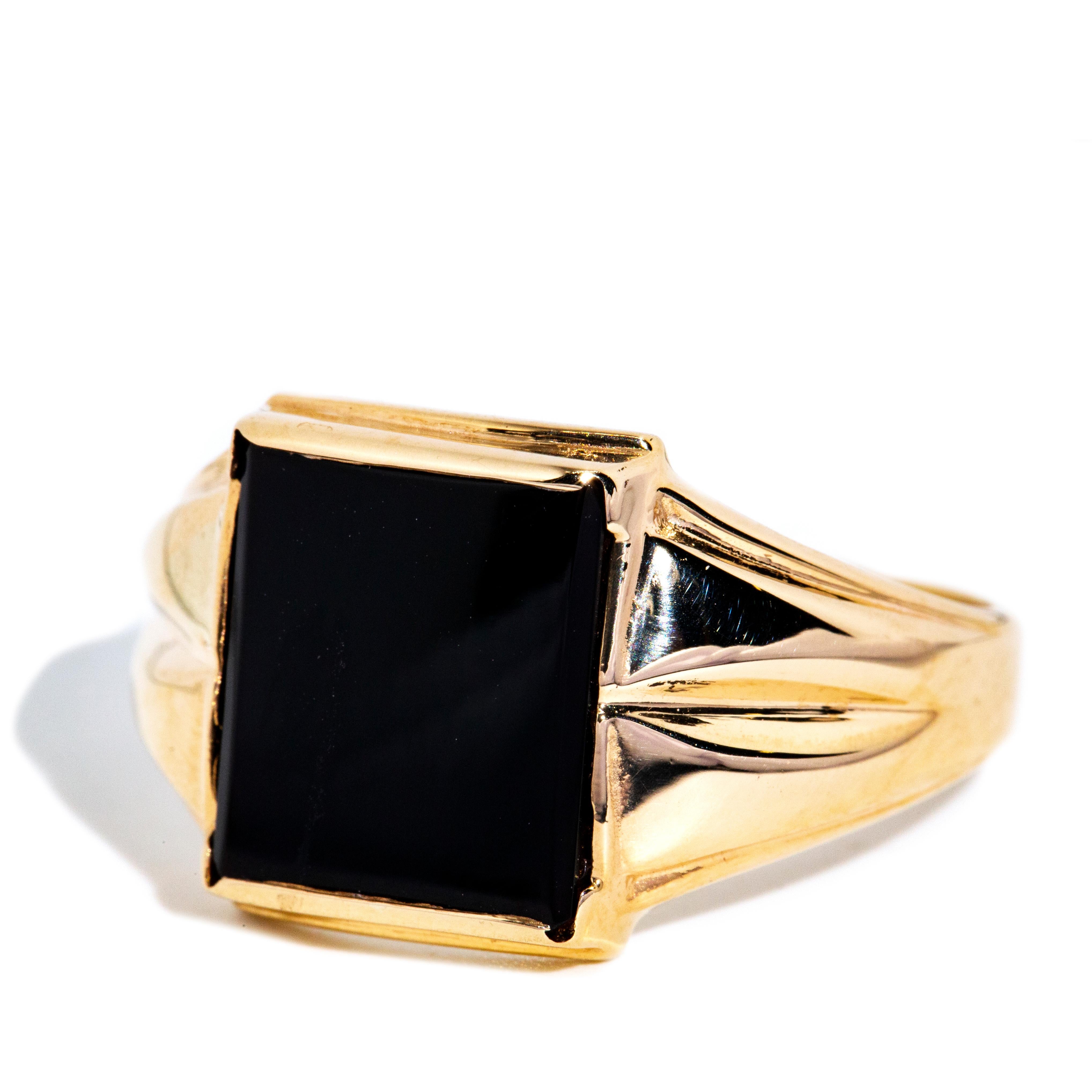 Taille émeraude Vintage Circa 1970s Grooved Black Buff Top Onyx Signet Ring 9 Carat Yellow Gold en vente