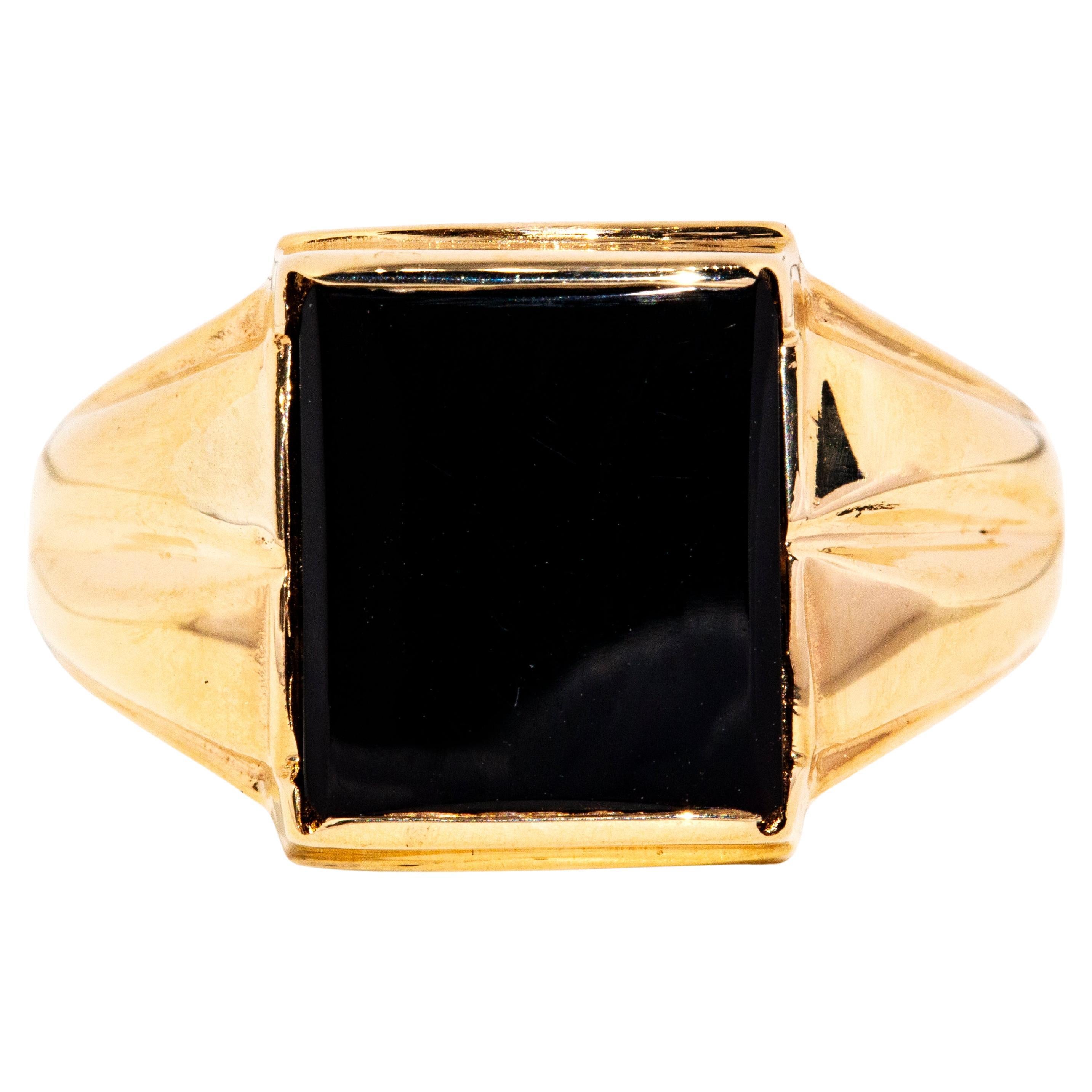 Vintage Circa 1970s Grooved Black Buff Top Onyx Signet Ring 9 Carat Yellow Gold For Sale