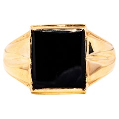 Vintage Circa 1970s Grooved Black Buff Top Onyx Signet Ring 9 Carat Yellow Gold