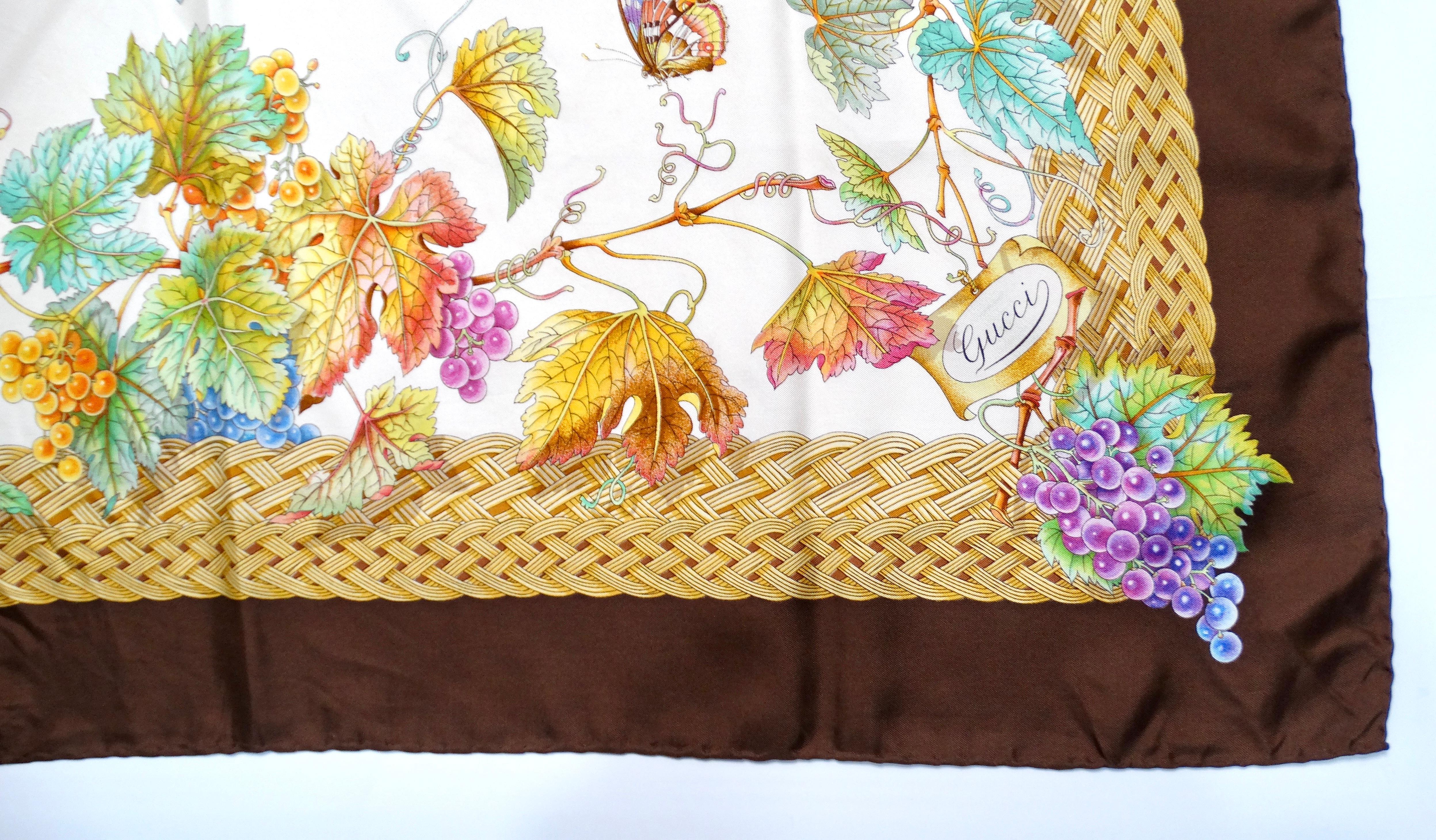 Il foulard in seta Gucci Vineyard Motif, vintage, degli anni '70, è un vero e proprio pezzo forte che incarna la maestria e l'eleganza dell'iconica casa di moda italiana. Caratterizzata da uno splendido motivo a vigneto al centro, questa sciarpa è