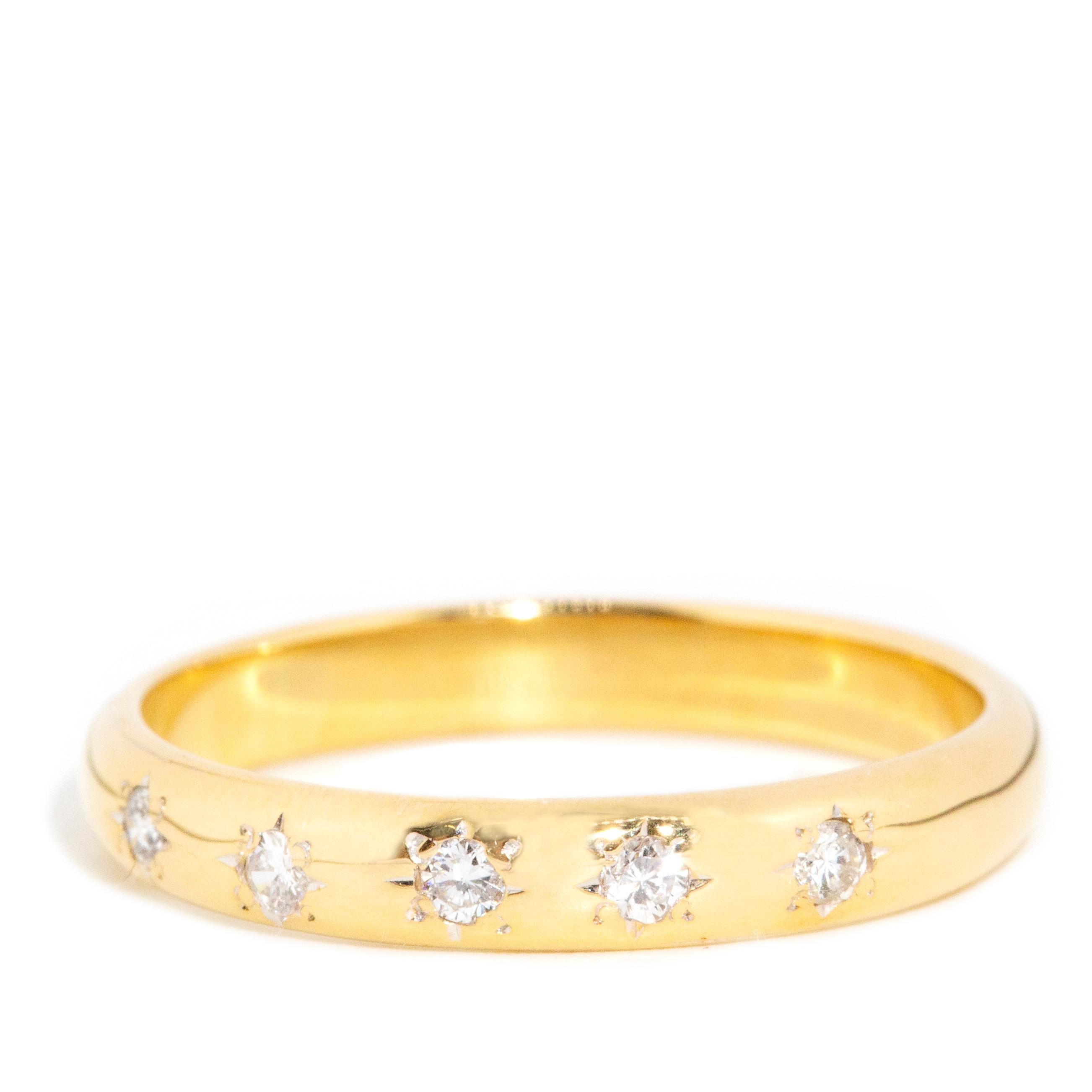 Moderne Vintage Circa 1970 Hammer Set Round Brilliant Diamond Band 18 Carat Yellow Gold en vente