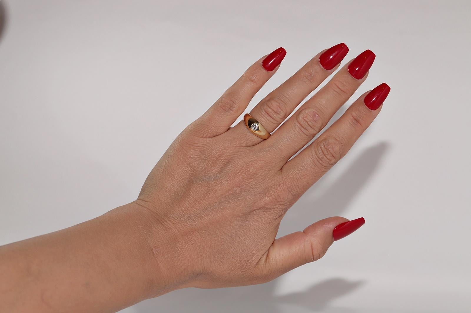 En très bon état.
Le poids total est de 4.5 grammes.
Au total, un diamant de 0,15 ct.
Le diamant est de couleur F et de pureté vvs1.
La taille de la bague est de 6 US
Nous pouvons fabriquer n'importe quelle taille.
La boîte n'est pas