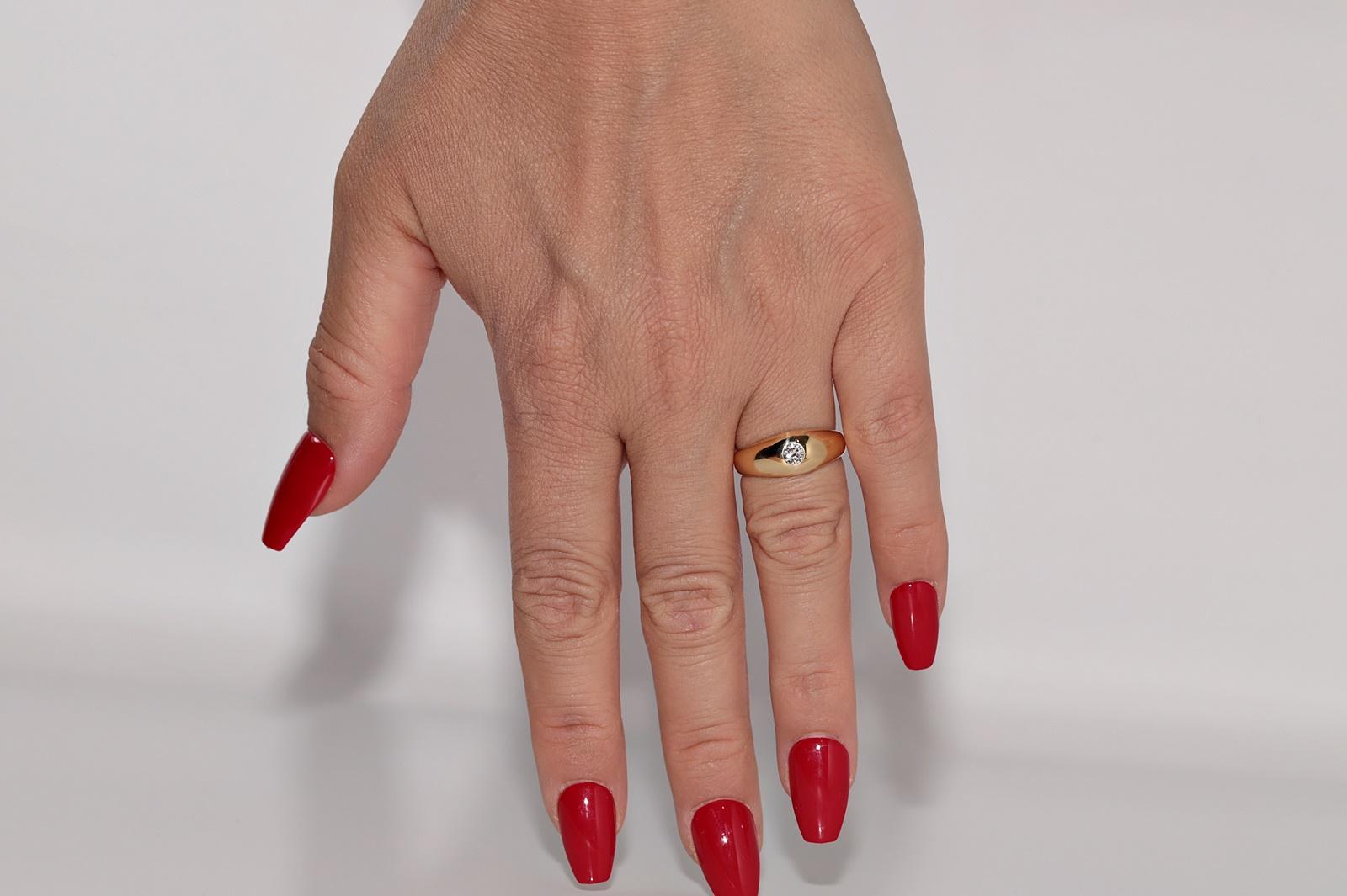Artisan Vintage Circa 1970s Handcrafted 18k Gold Natural Diamond Solitaire Ring (Bague solitaire en or 18k avec diamant naturel) en vente