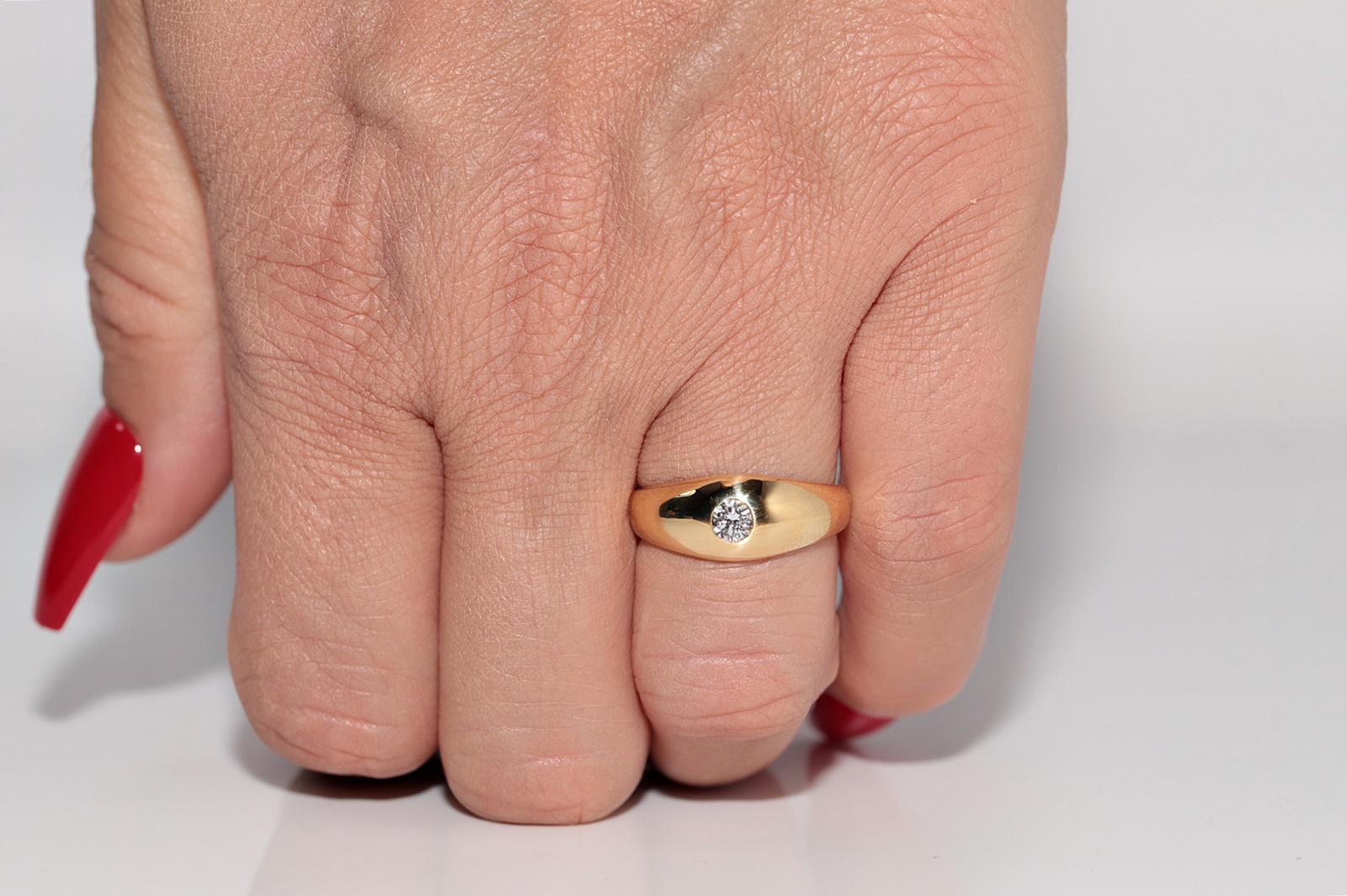 Taille brillant Vintage Circa 1970s Handcrafted 18k Gold Natural Diamond Solitaire Ring (Bague solitaire en or 18k avec diamant naturel) en vente