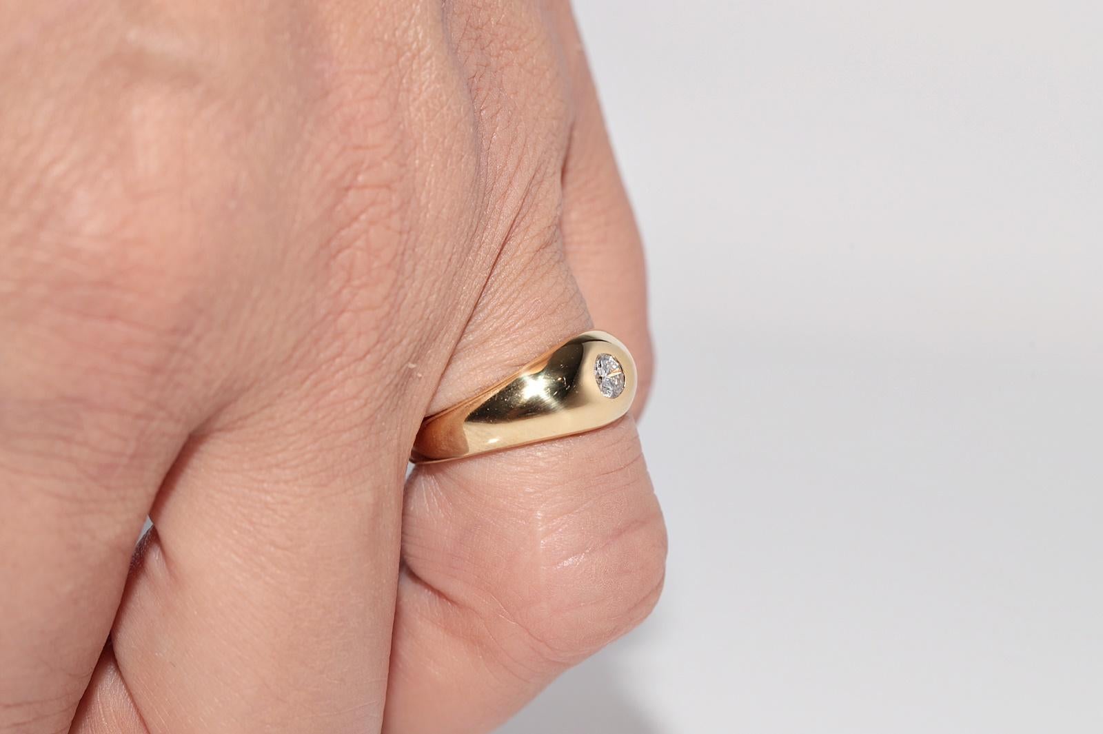 Vintage Circa 1970s Handcrafted 18k Gold Natural Diamond Solitaire Ring (Bague solitaire en or 18k avec diamant naturel) Pour femmes en vente