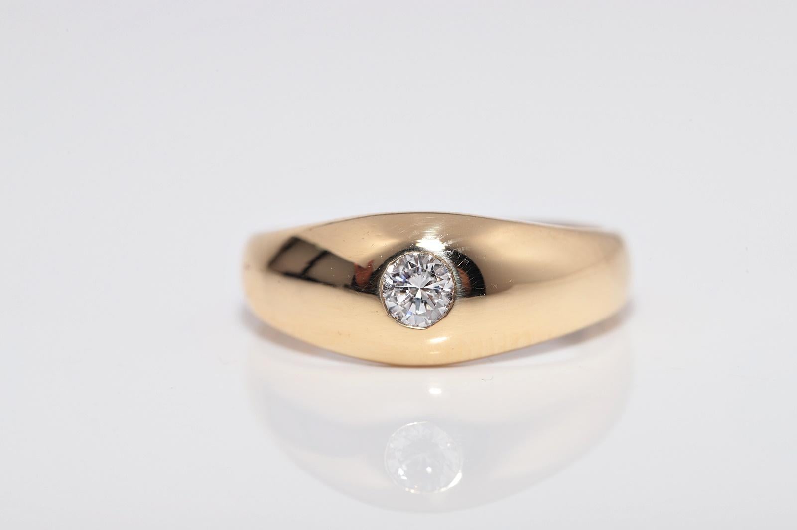 Vintage Circa 1970s Handcrafted 18k Gold Natural Diamond Solitaire Ring (Bague solitaire en or 18k avec diamant naturel) en vente 3