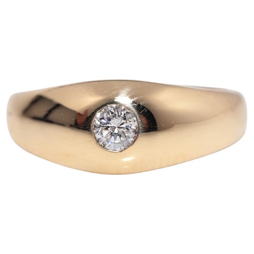 Vintage Circa 1970s Handcrafted 18k Gold Natural Diamond Solitaire Ring (Bague solitaire en or 18k avec diamant naturel) en vente