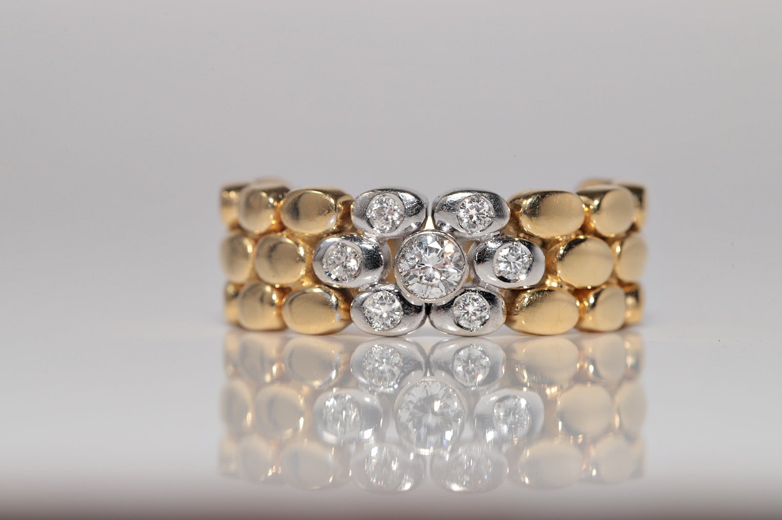 In sehr gutem Zustand.
Das Gesamtgewicht beträgt 7.8 Gramm.
Insgesamt ist Diamant 0,25 ct.
Der Diamant hat die Farbe F-G und die Reinheit vvs1-vs1.
Ringgröße ist US 8.75
Bitte kontaktieren Sie uns bei Fragen.