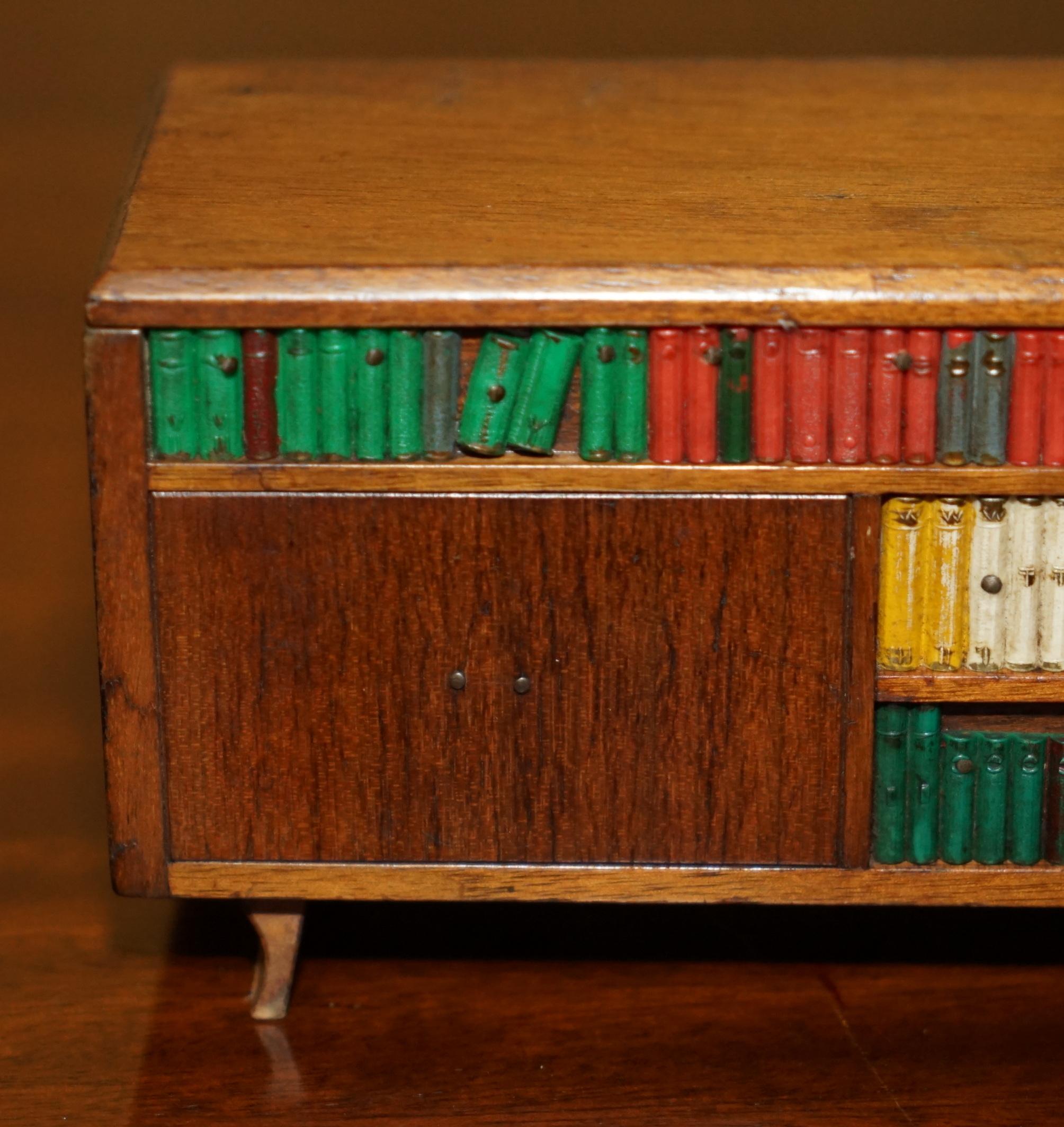 VINTAGE CIRCA 1970'S MUSICAL MINIATURE FOLK ART CIGARETTE CiGAR DISPENSER For Sale 2