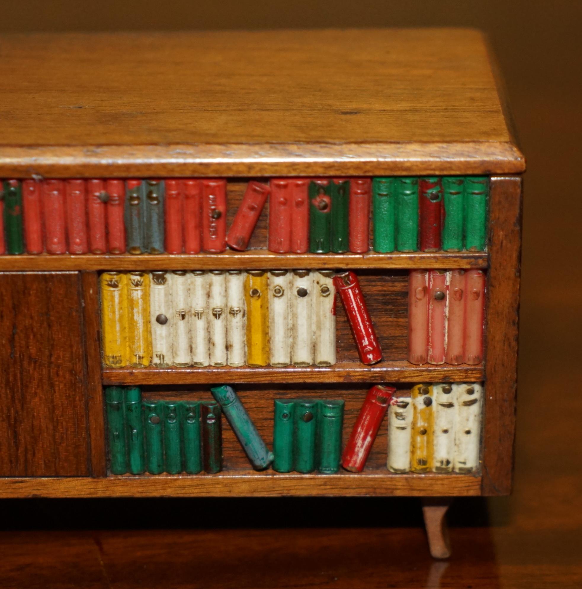 VINTAGE CIRCA 1970'S MUSICAL MINIATURE FOLK ART CIGARETTE CiGAR DISPENSER For Sale 1