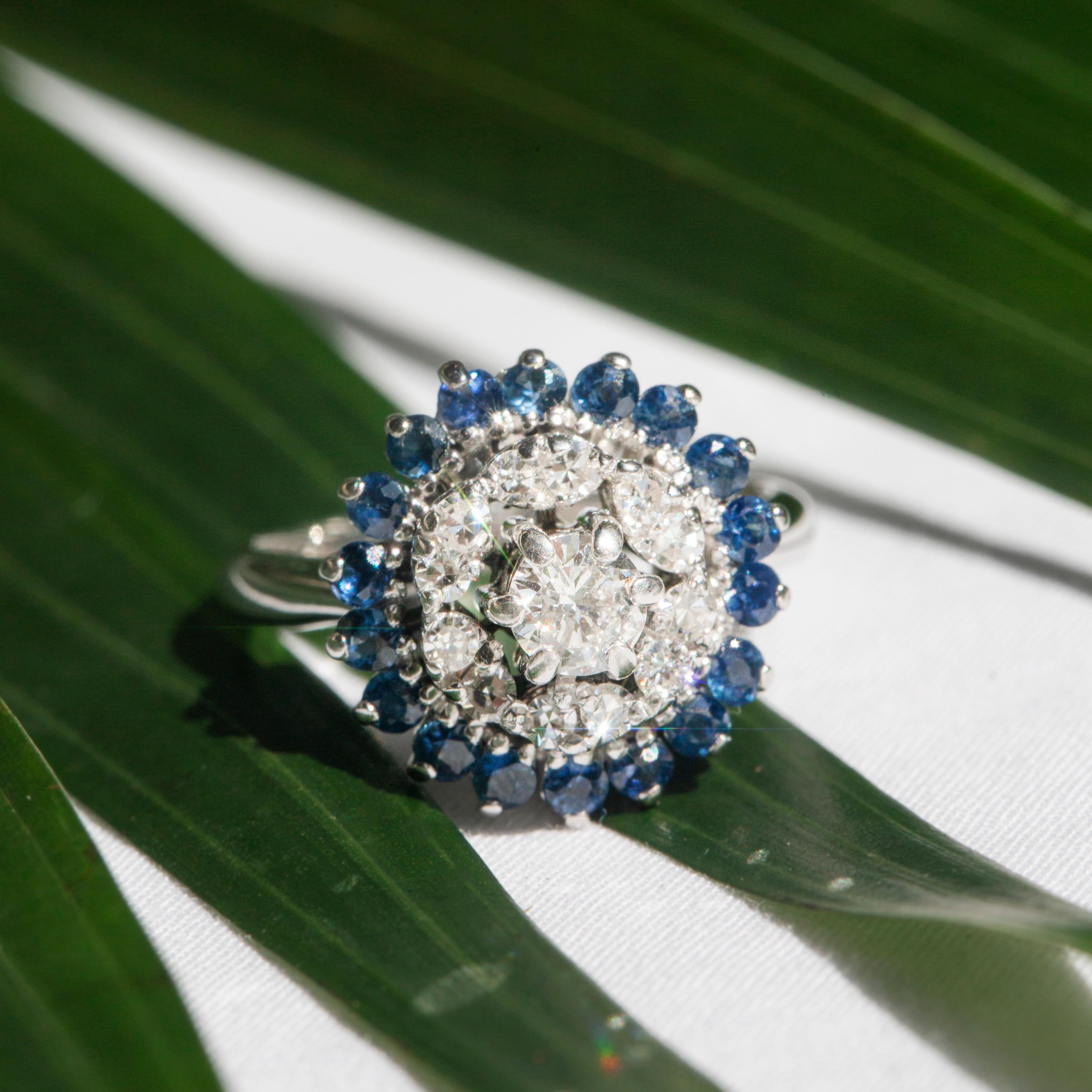14 Karat Gold Halo-Ring mit natürlichem tiefblauem Saphir und Diamant, Vintage, ca. 1970er Jahre (Rundschliff)
