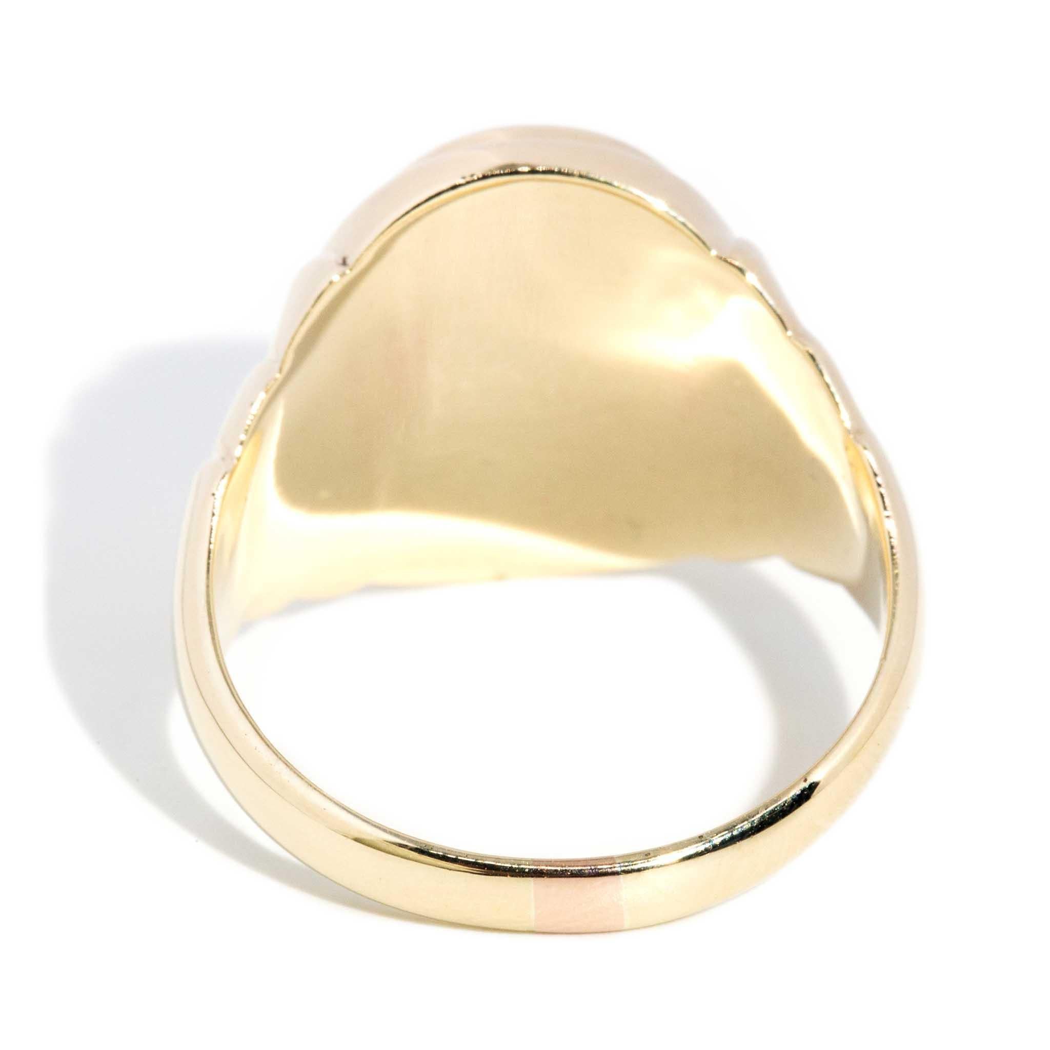 Vintage Circa 1970s Oval Onyx Ring 9 Carat Yellow Gold In Good Condition For Sale In Hamilton, AU