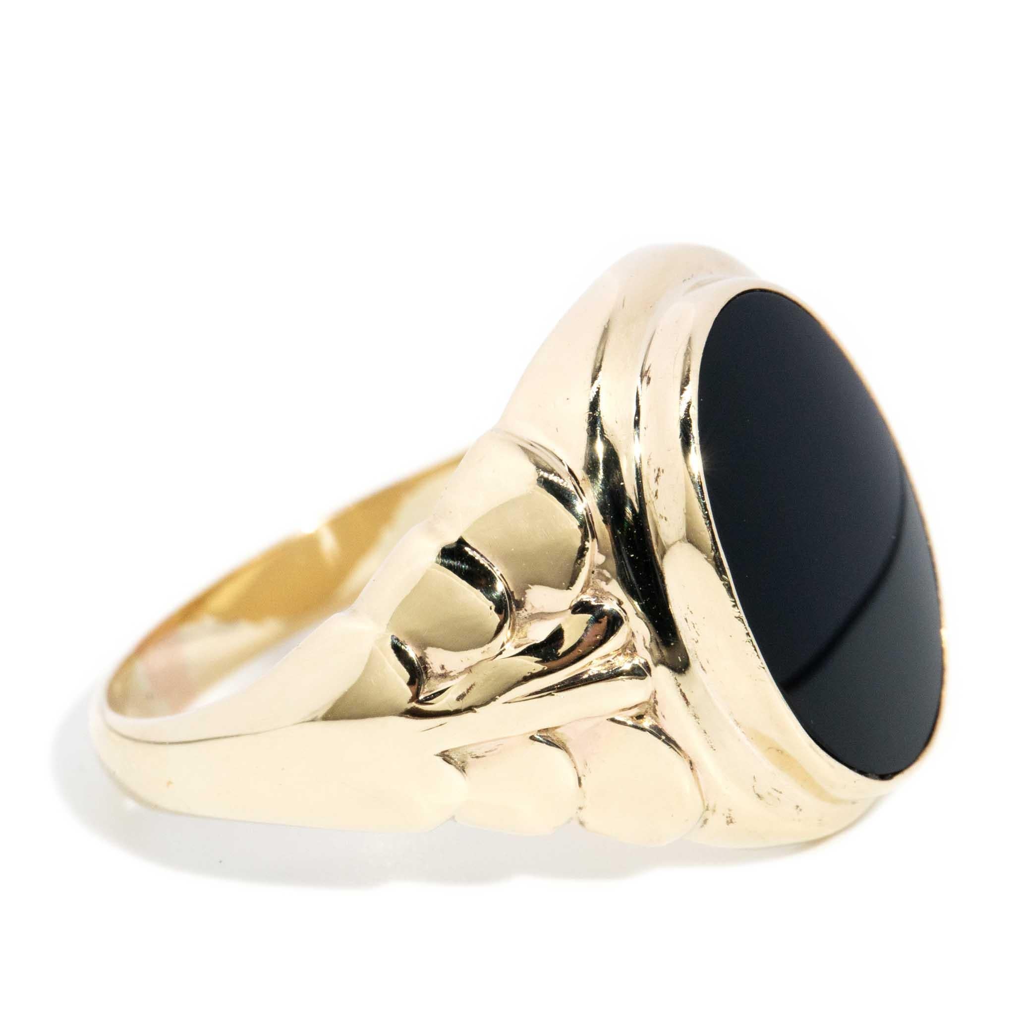 Vintage Circa 1970s Oval Onyx Ring 9 Carat Yellow Gold For Sale 1