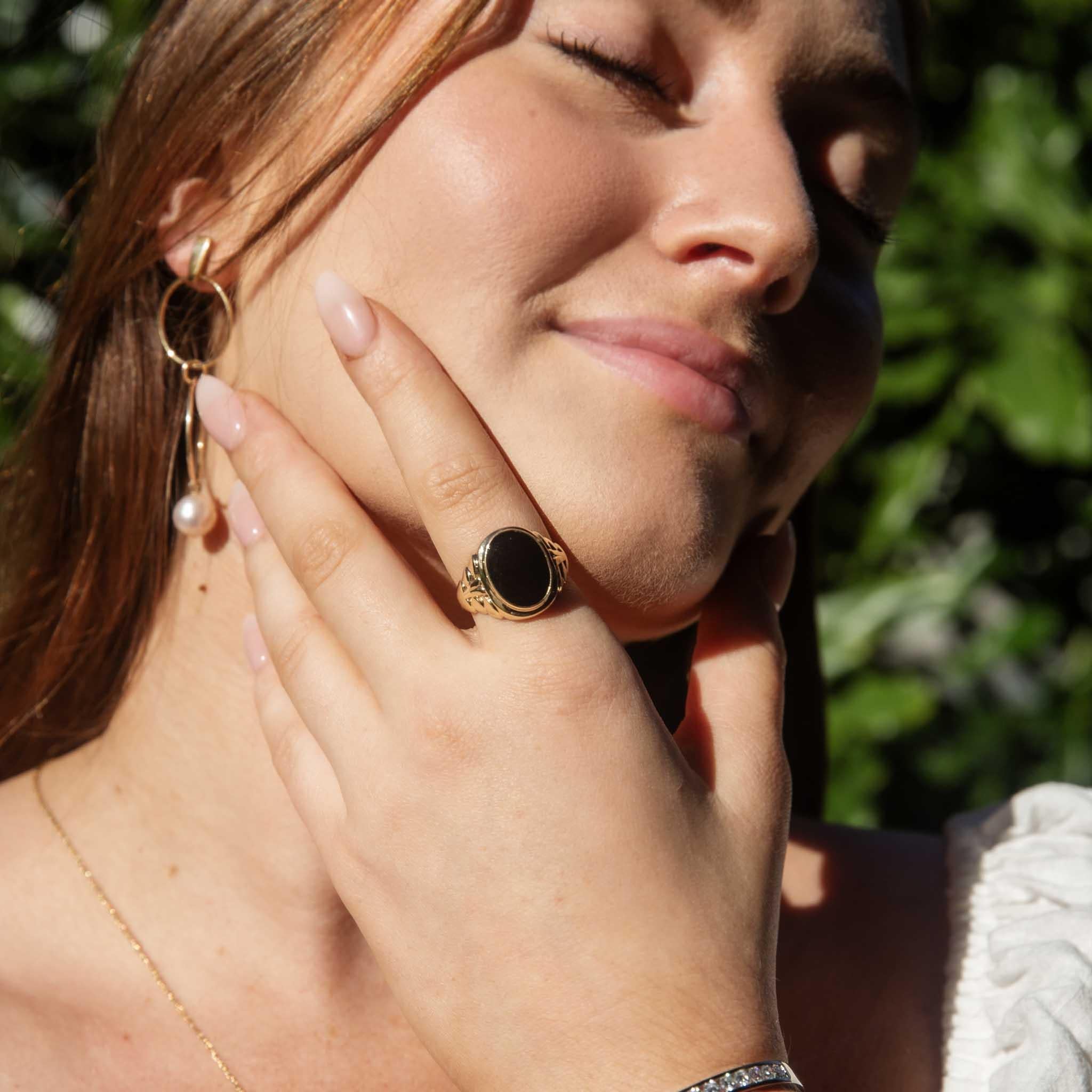 Vintage Circa 1970s Oval Onyx Ring 9 Carat Yellow Gold For Sale 2