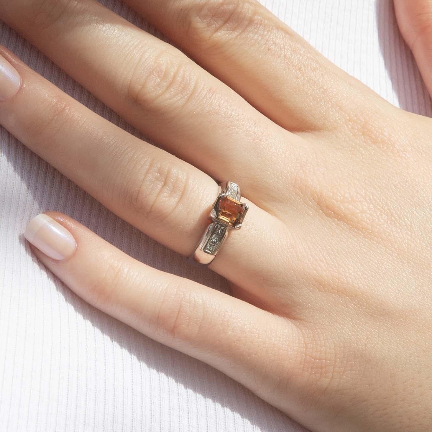 In einem Meer von Eleganz erstrahlt der Ring Adria mit einer Sanftheit, die das Herz erobert. In glänzendem 18-karätigem Weißgold gefasst, tanzen ihr Parti-Saphir und die Diamanten im Licht und verzaubern mit ihrer tiefen Gelassenheit. Jede Facette