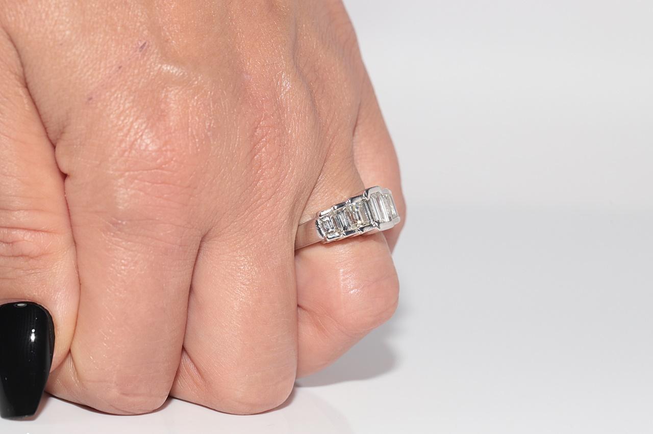 Vintage CIRCA 1970er Platin Natürlicher Baguetteschliff Diamant Dekorierter Bandring im Angebot 11