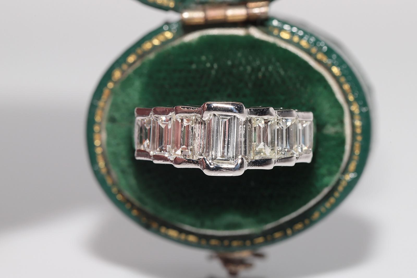 In sehr gutem Zustand.
Das Gesamtgewicht beträgt 10,4 Gramm.
Das Gesamtgewicht beträgt 10,4 Gramm.
Insgesamt ist der Diamant 2,20 ct.
Der Diamant hat die Farbe G-H-I und die Reinheit vvs1-vs1.
Ringgröße ist US 6
Wir können jede Größe