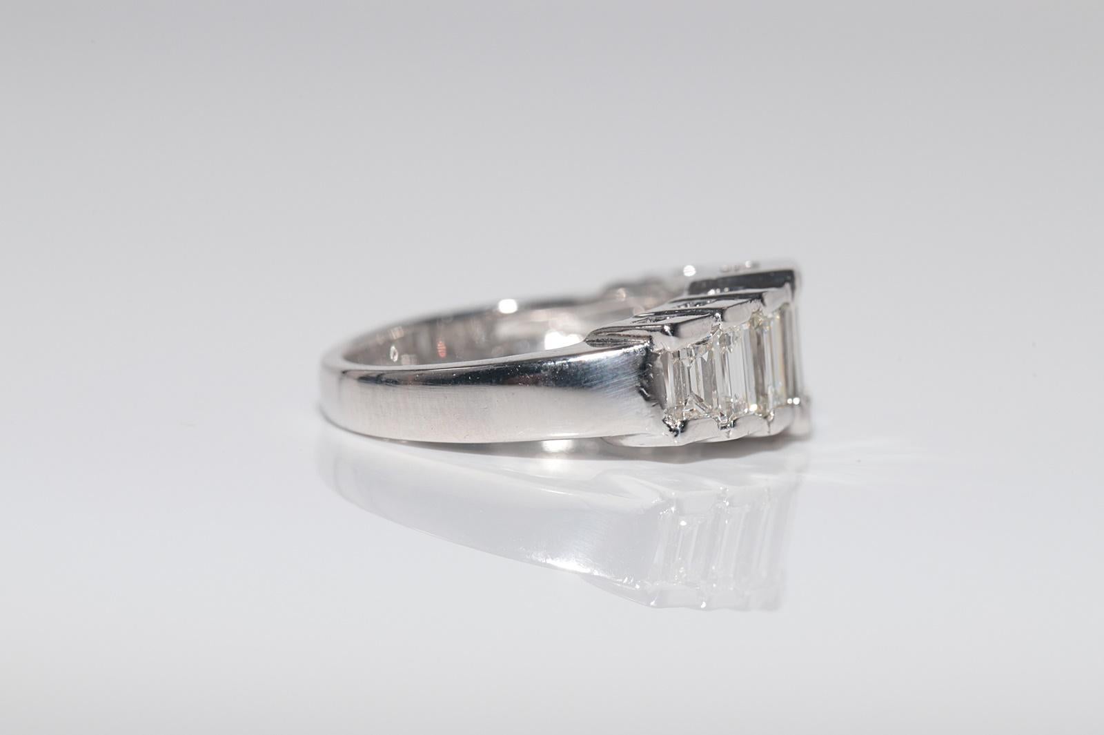 Vintage CIRCA 1970er Platin Natürlicher Baguetteschliff Diamant Dekorierter Bandring im Angebot 1
