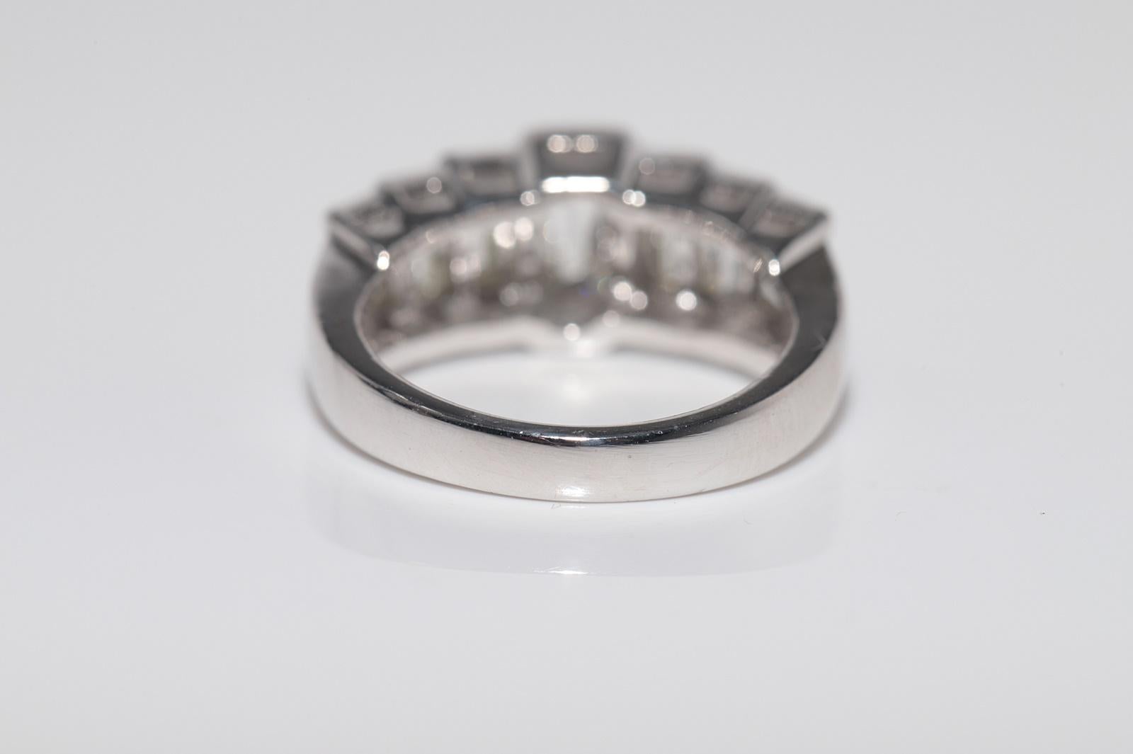 Vintage CIRCA 1970er Platin Natürlicher Baguetteschliff Diamant Dekorierter Bandring im Angebot 4