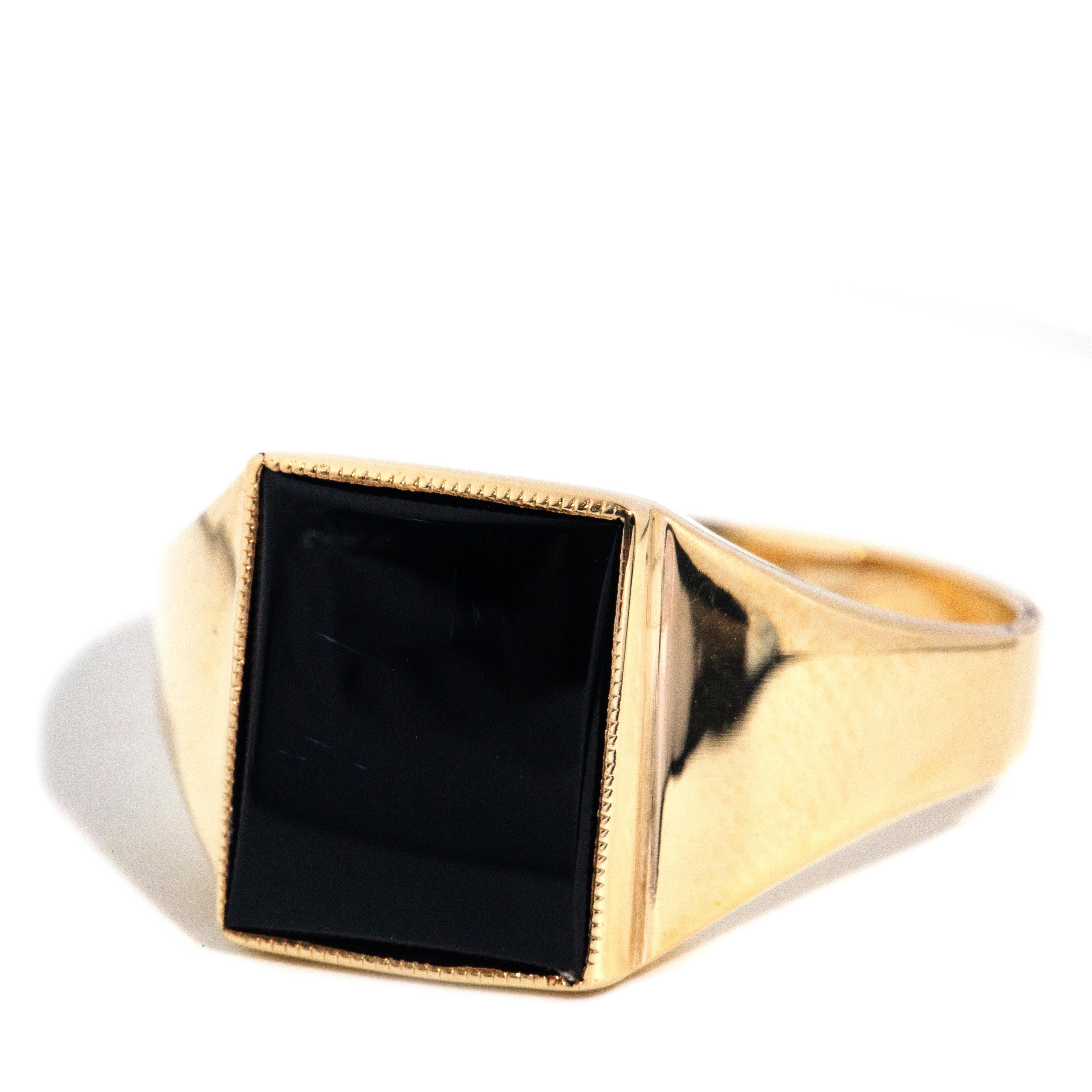 Rechteckiger Vintage-Ring aus 9 Karat Gelbgold mit schwarzem Onyx und Buff Top, ca. 1970er Jahre (Smaragdschliff) im Angebot