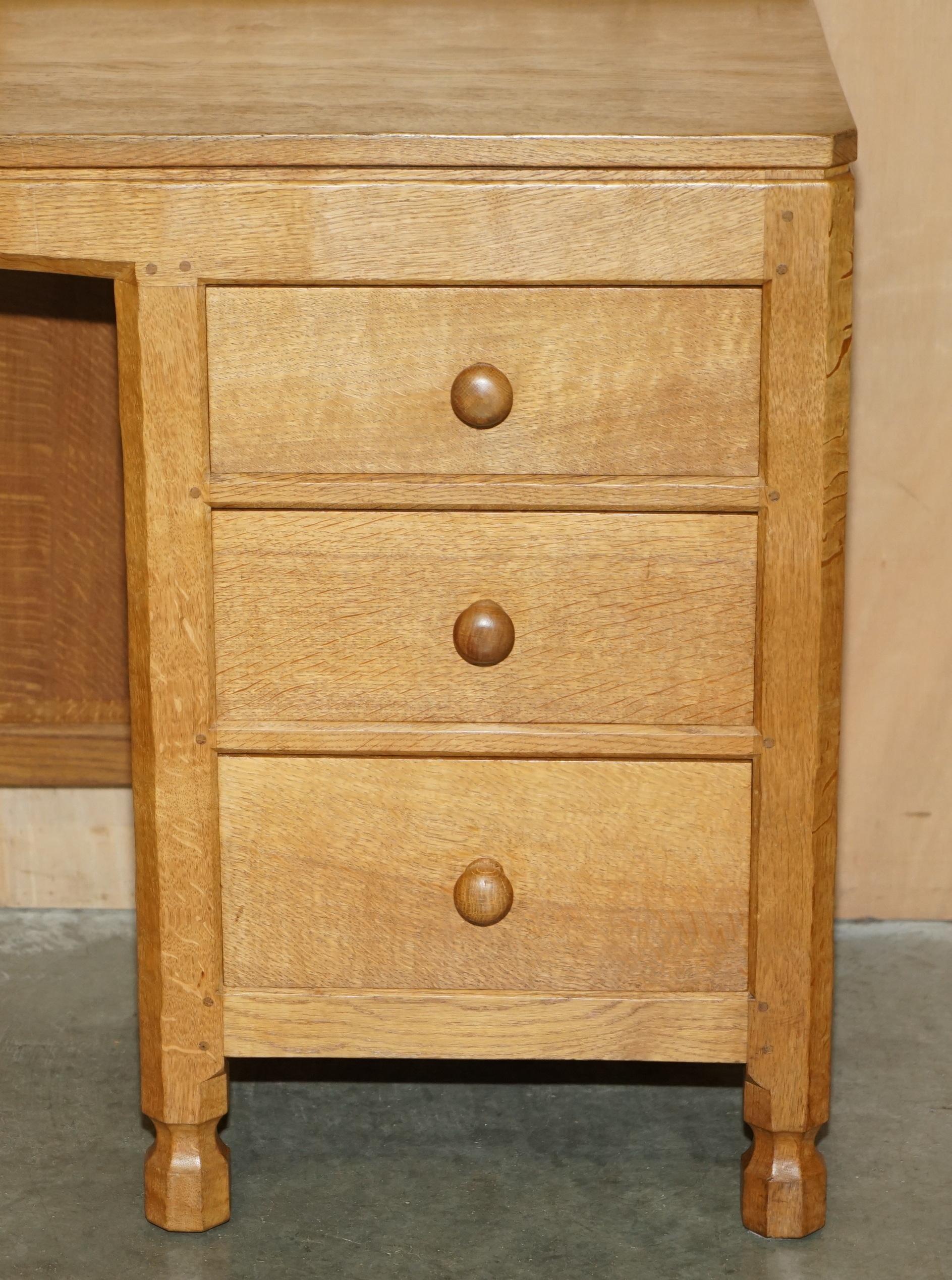 VINTAGE CIRCA 1970 ROBERT MOUSEMAN THOMPSON ENGLISH PEDESTAL DESK ADAZED TOP in vendita 2