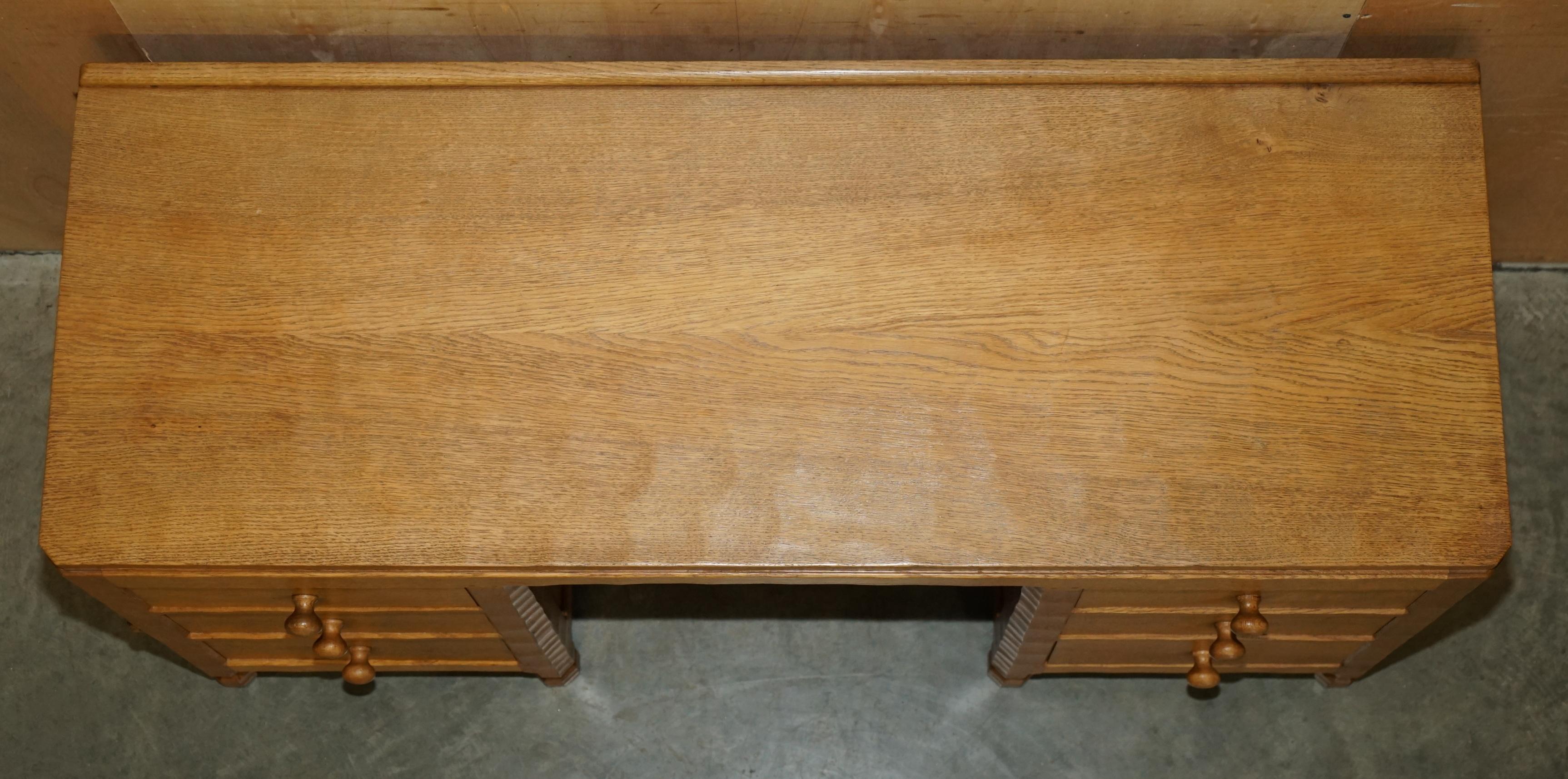 Inglese VINTAGE CIRCA 1970 ROBERT MOUSEMAN THOMPSON ENGLISH PEDESTAL DESK ADAZED TOP in vendita