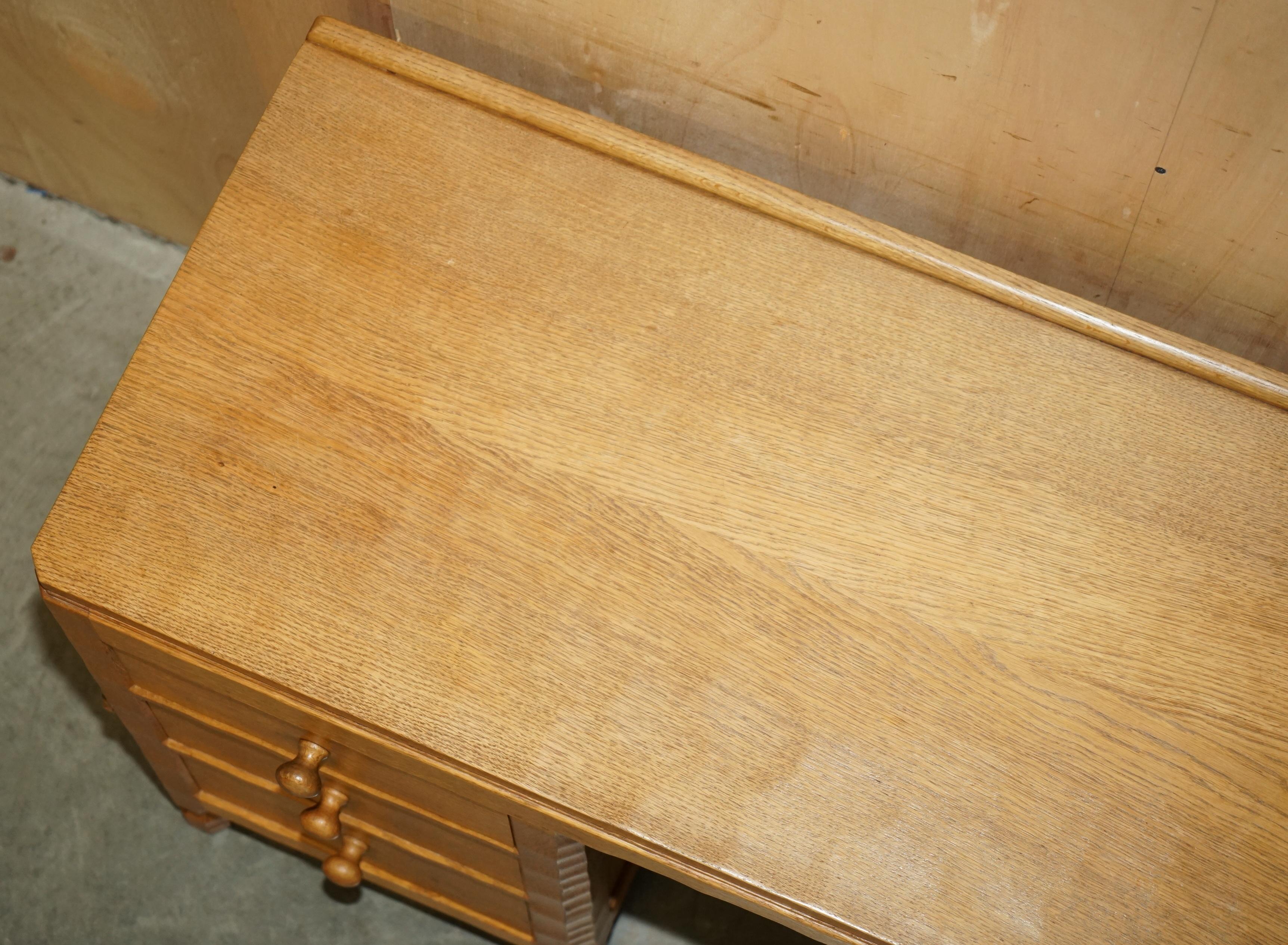 Fatto a mano VINTAGE CIRCA 1970 ROBERT MOUSEMAN THOMPSON ENGLISH PEDESTAL DESK ADAZED TOP in vendita