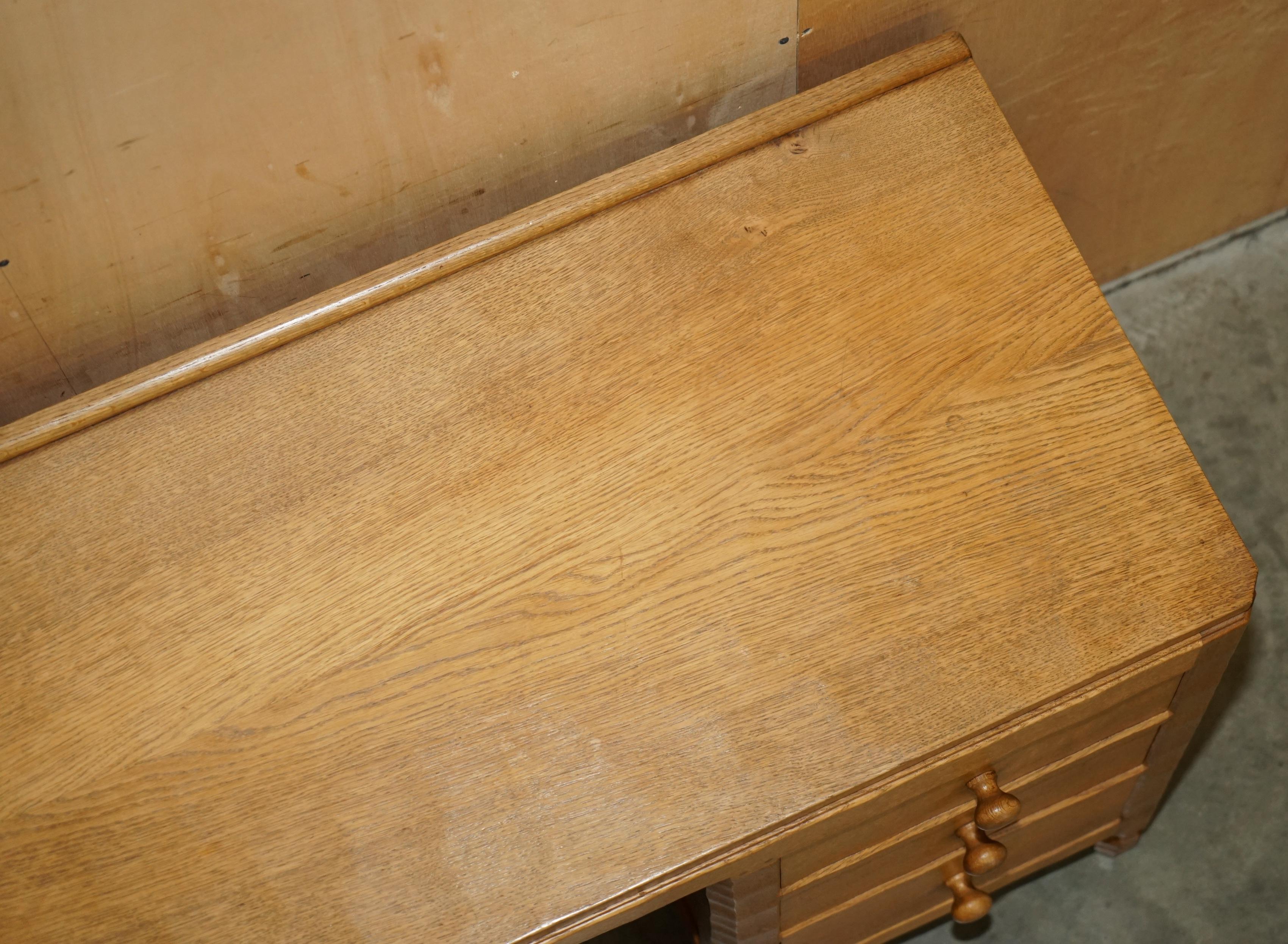 VINTAGE CIRCA 1970 ROBERT MOUSEMAN THOMPSON ENGLISH PEDESTAL DESK ADAZED TOP In condizioni buone in vendita a West Sussex, Pulborough