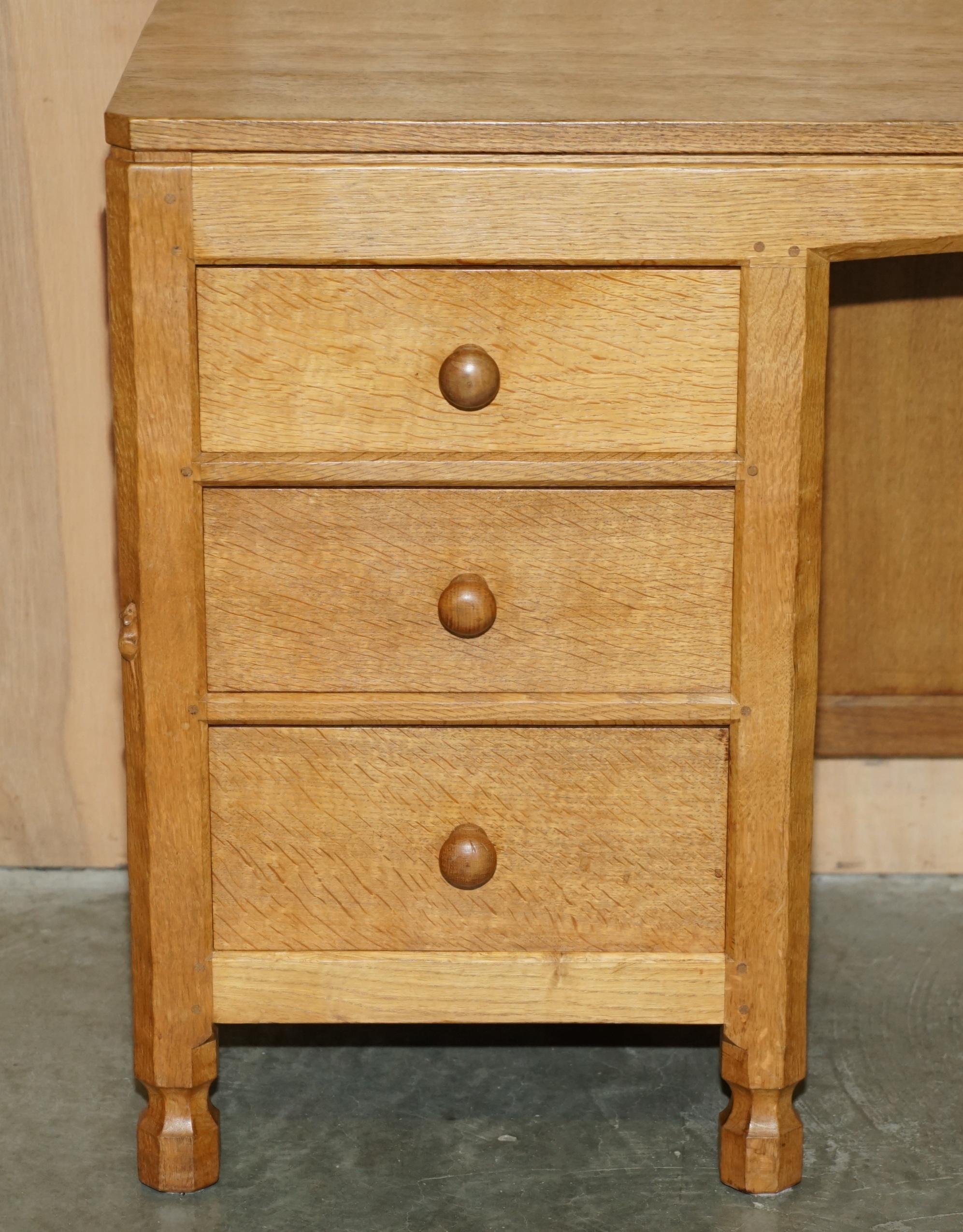 Fine XX secolo VINTAGE CIRCA 1970 ROBERT MOUSEMAN THOMPSON ENGLISH PEDESTAL DESK ADAZED TOP in vendita