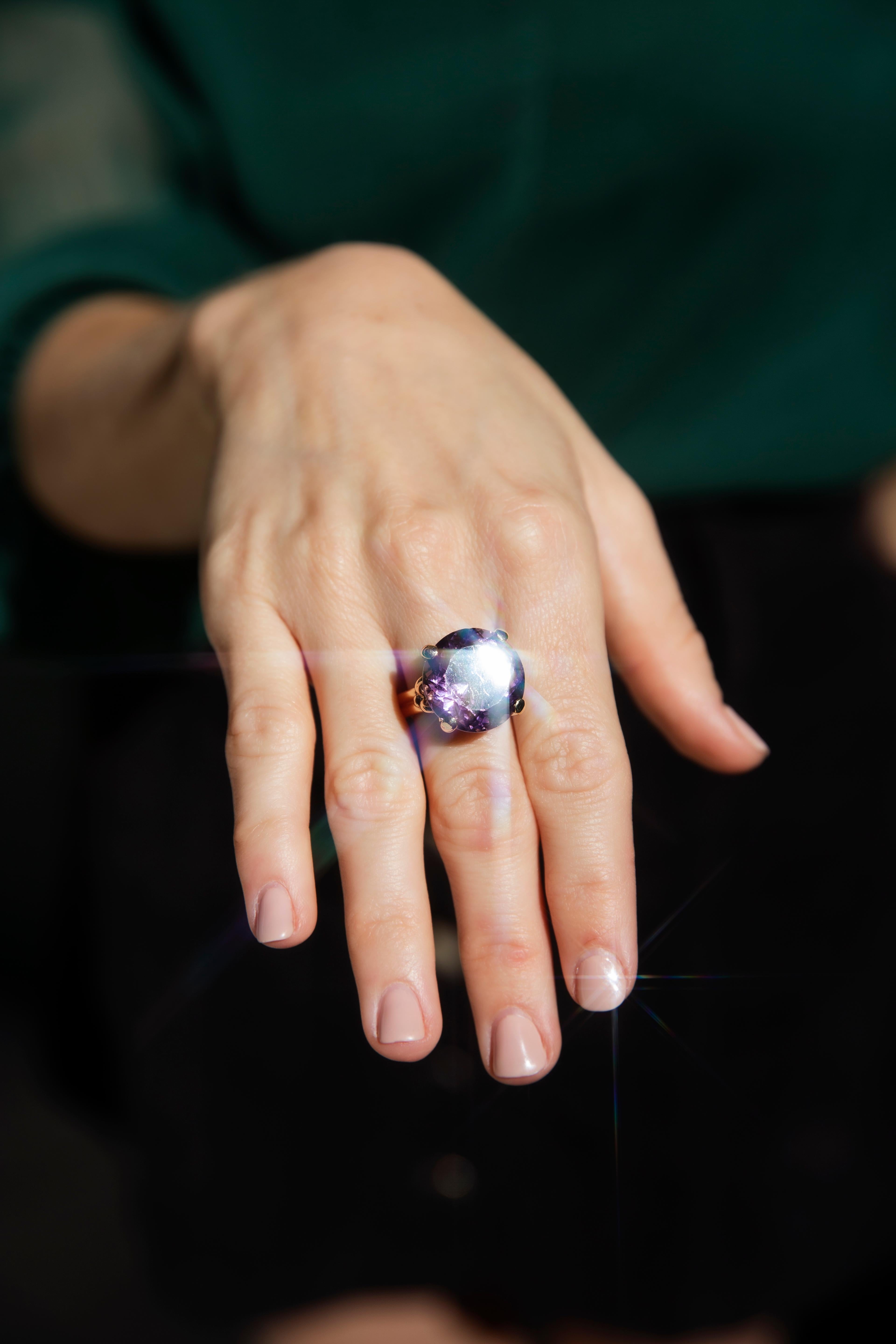 Dieser hübsche Vintage-Ring aus den 1970er Jahren ist aus 14 Karat Gelbgold geschmiedet und mit einem opulenten, facettierten, runden, hellvioletten Amethysten von 15 Karat in einer Krallenfassung versehen. Dieses hübsche Vintage-Stück trägt den