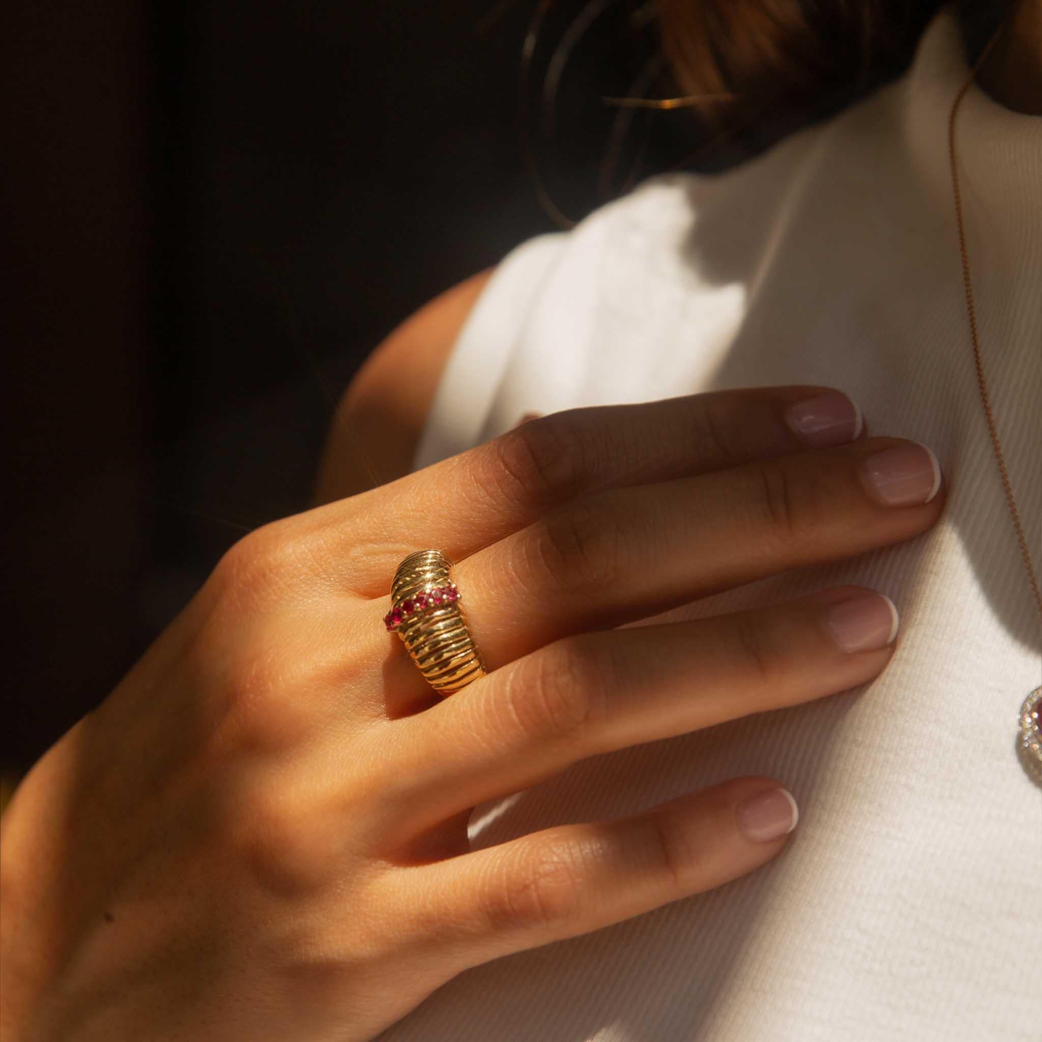 Vintage Circa 1970s Ruby Ribbed Dress Ring 9 Carat Yellow Gold For Sale 5